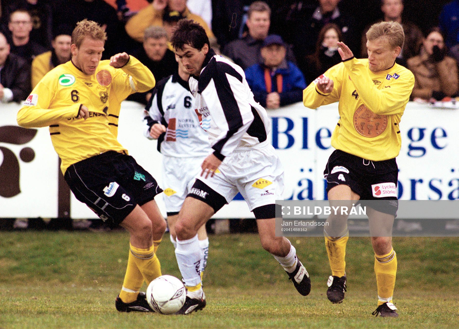 Joakim Södergaard, Häcken går förbi Jens Hermansson och Torbjörn Nilsson, Mjällby