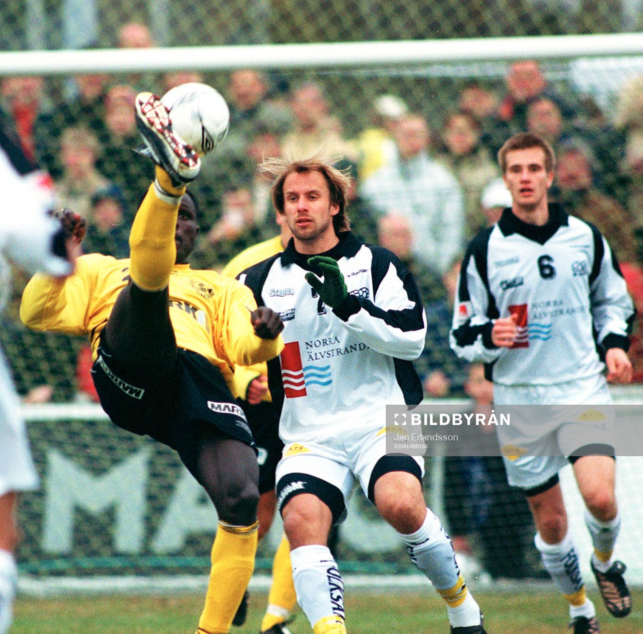  Thomas Juma, Mjällby kom ingen vart mot ett tight Häcken försvar (Henrik Dahl och Thomas Uusimäki)