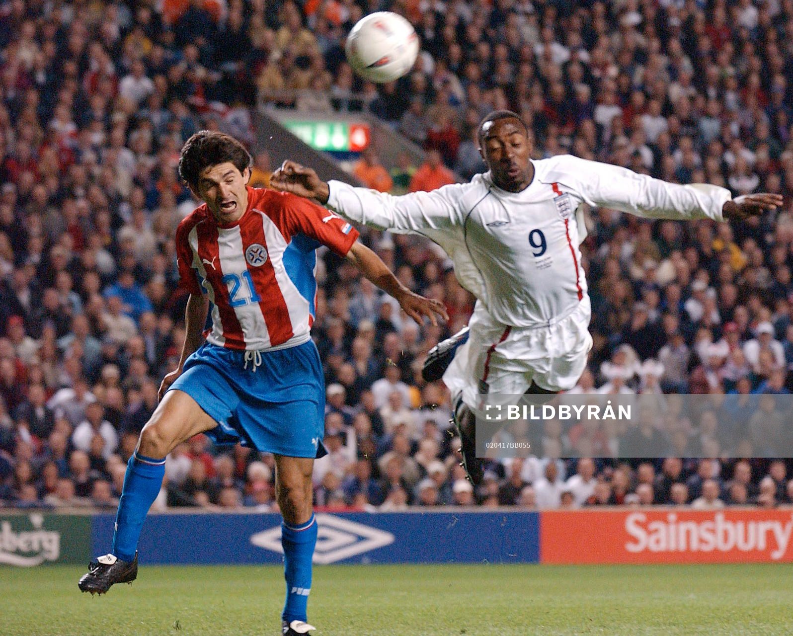 Paraguays Denis Caniza och Englands Darius Vassell
