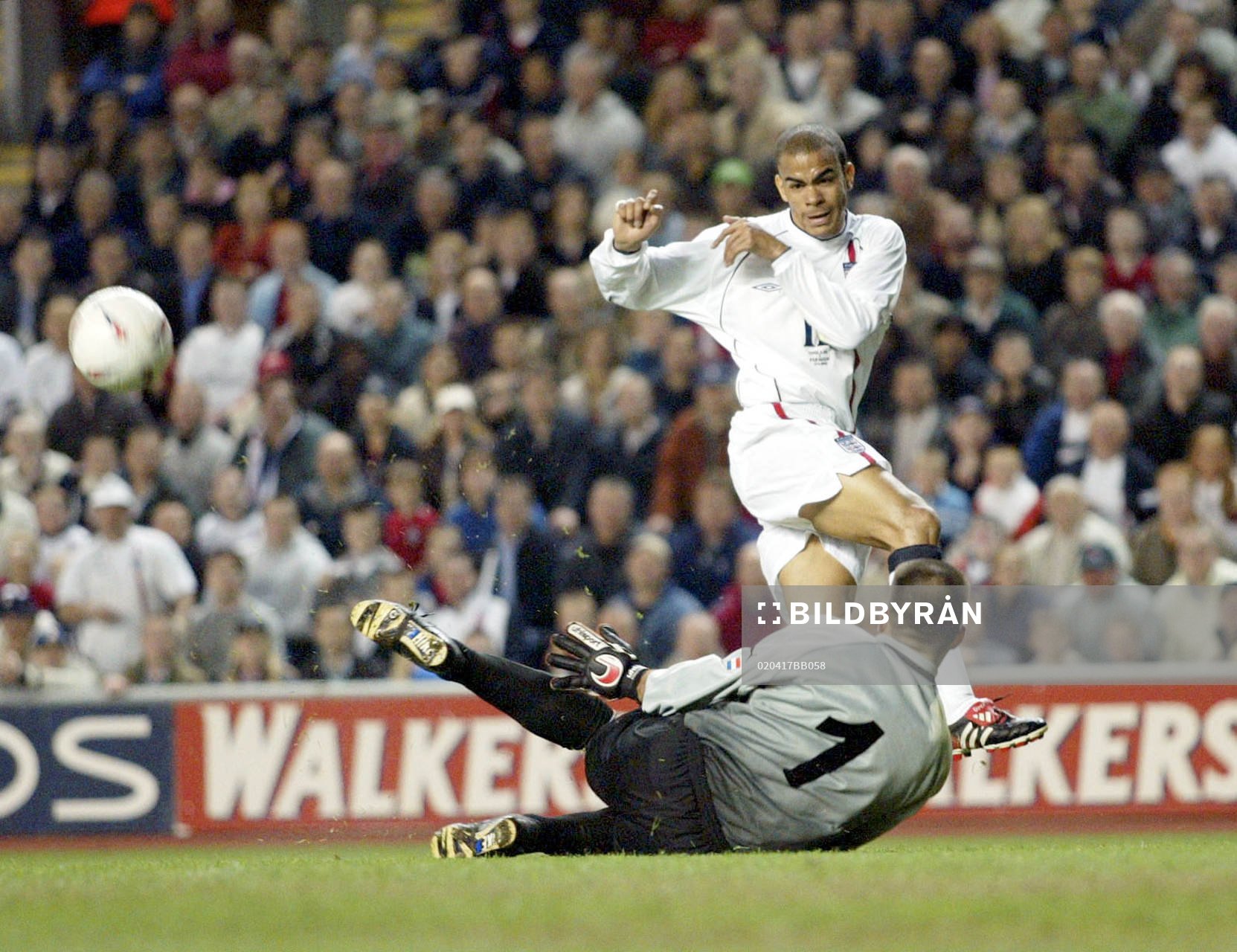 Englands Kieron Dyer skott räddas av Ricardo Taverelli,