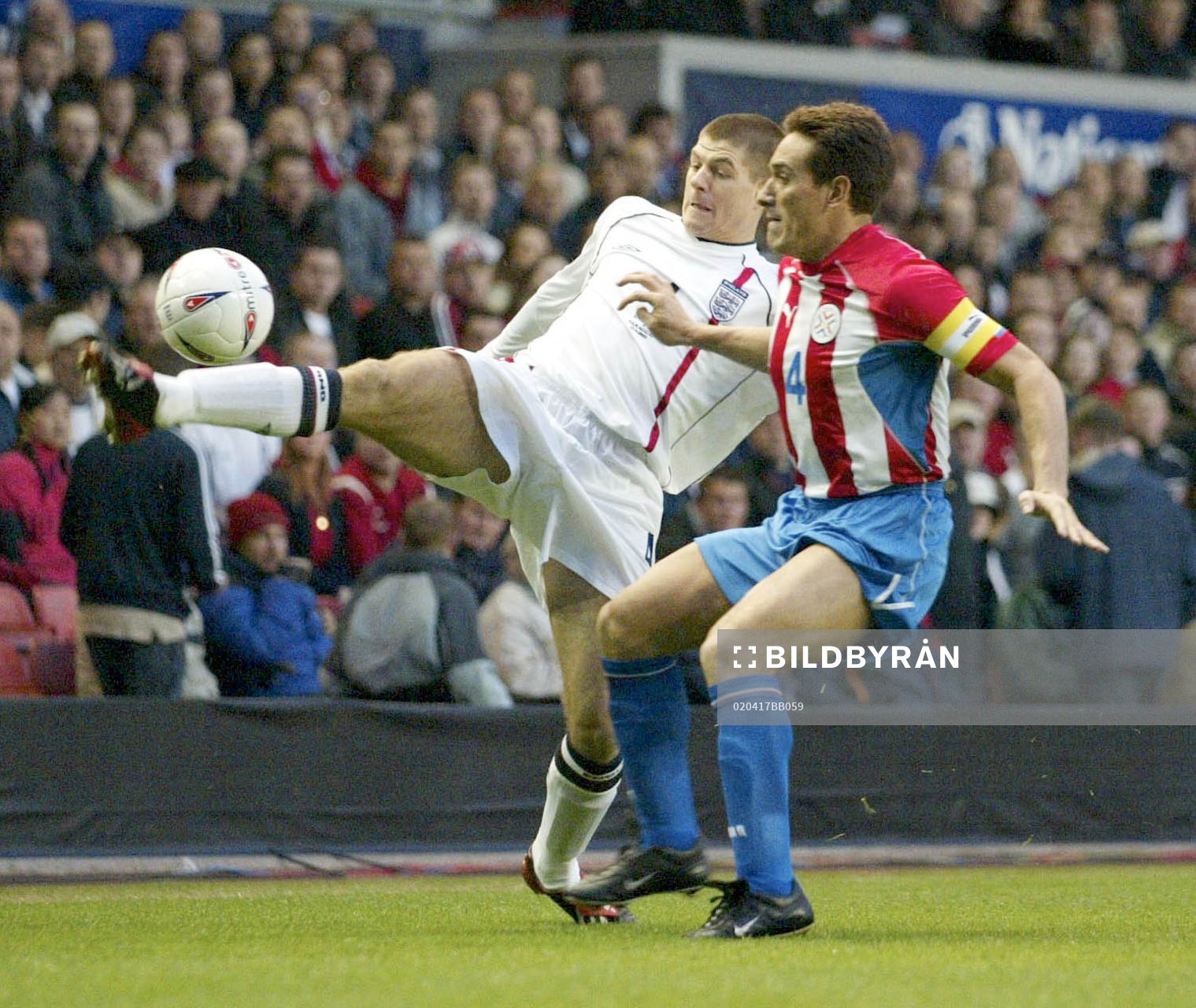 Englands Steven Gerrard och  Carlos Gamarra, Paraguay