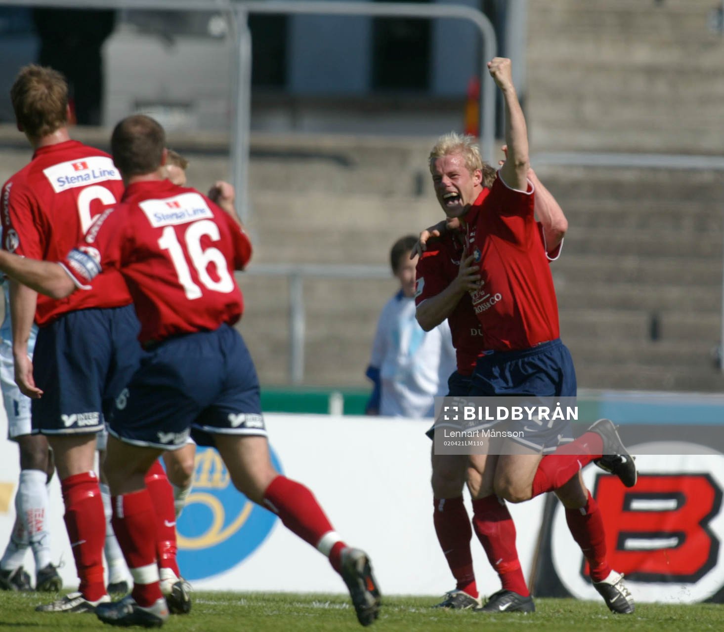 Johan Anegrund har gjort 0-1 och är överlycklig