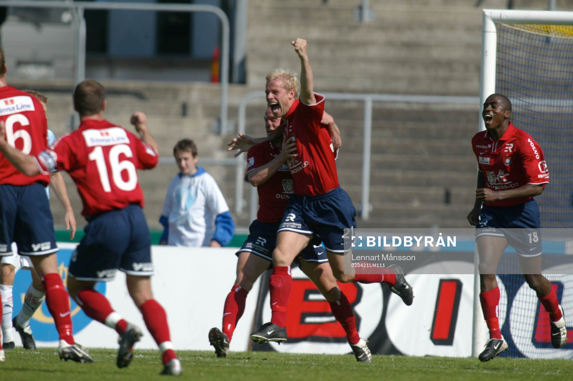 Johan Anegrund har gjort 0-1 och är överlycklig