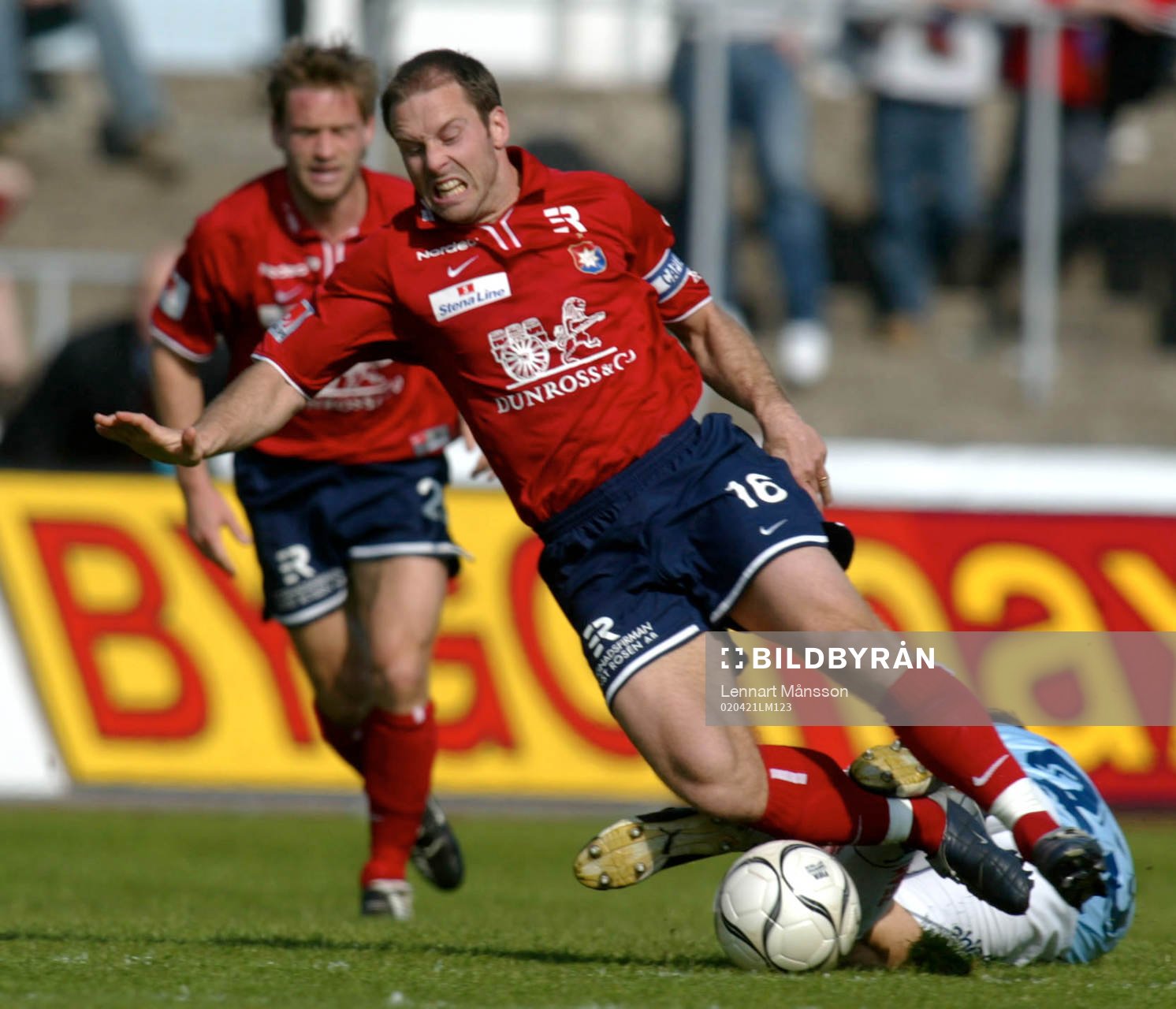 Lagkapten Magnus Källander fälls av en FF-are