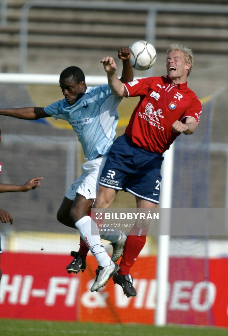 Målskytten Johan Anegrund mot målmissaren Peter Ijeh