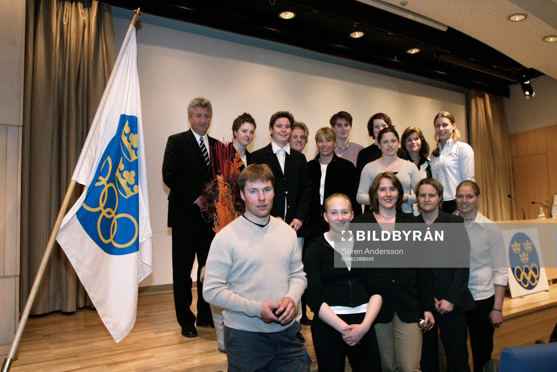 Richard Richardsson och ishockey damerna - med Kim Martin i
