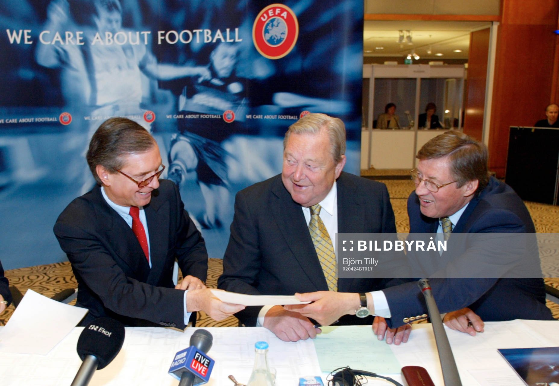  Kontraktskrivning UEFA Intertoto Cup, Friedrich Stickler, Ordförande European Fotball Pool, Lennart Johansson, Ordförande UEFA och Gerhard Aigner, CEO UEFA