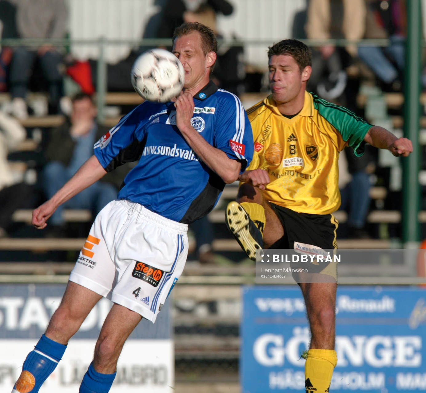  Hässleholm chockade Sundsvall i matchen som fick avgöras på straffar. Marko Tuomela, Sundsvall attackeras av Henrik Edfors, Hässleholm