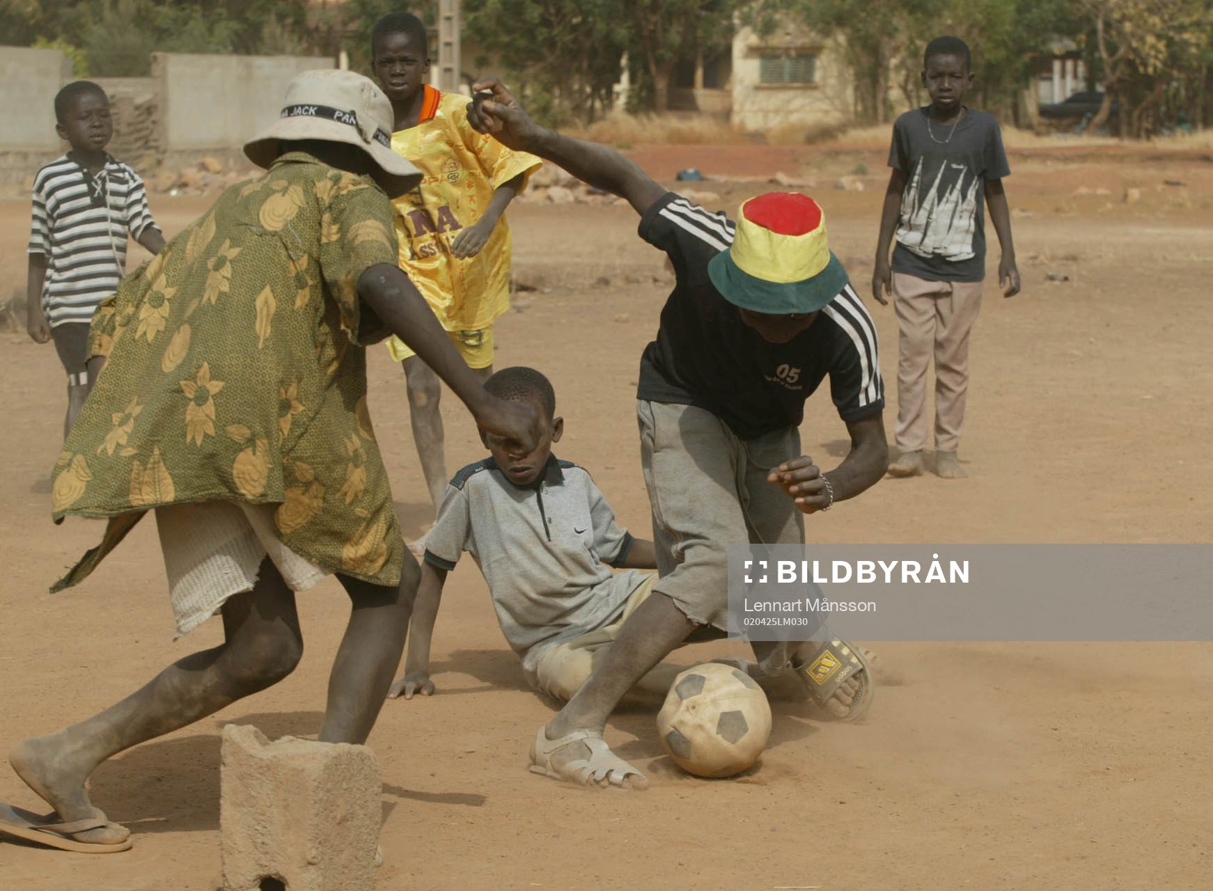 Afrikansk mästerskapen i fotboll i Mali. Småkillar spelar