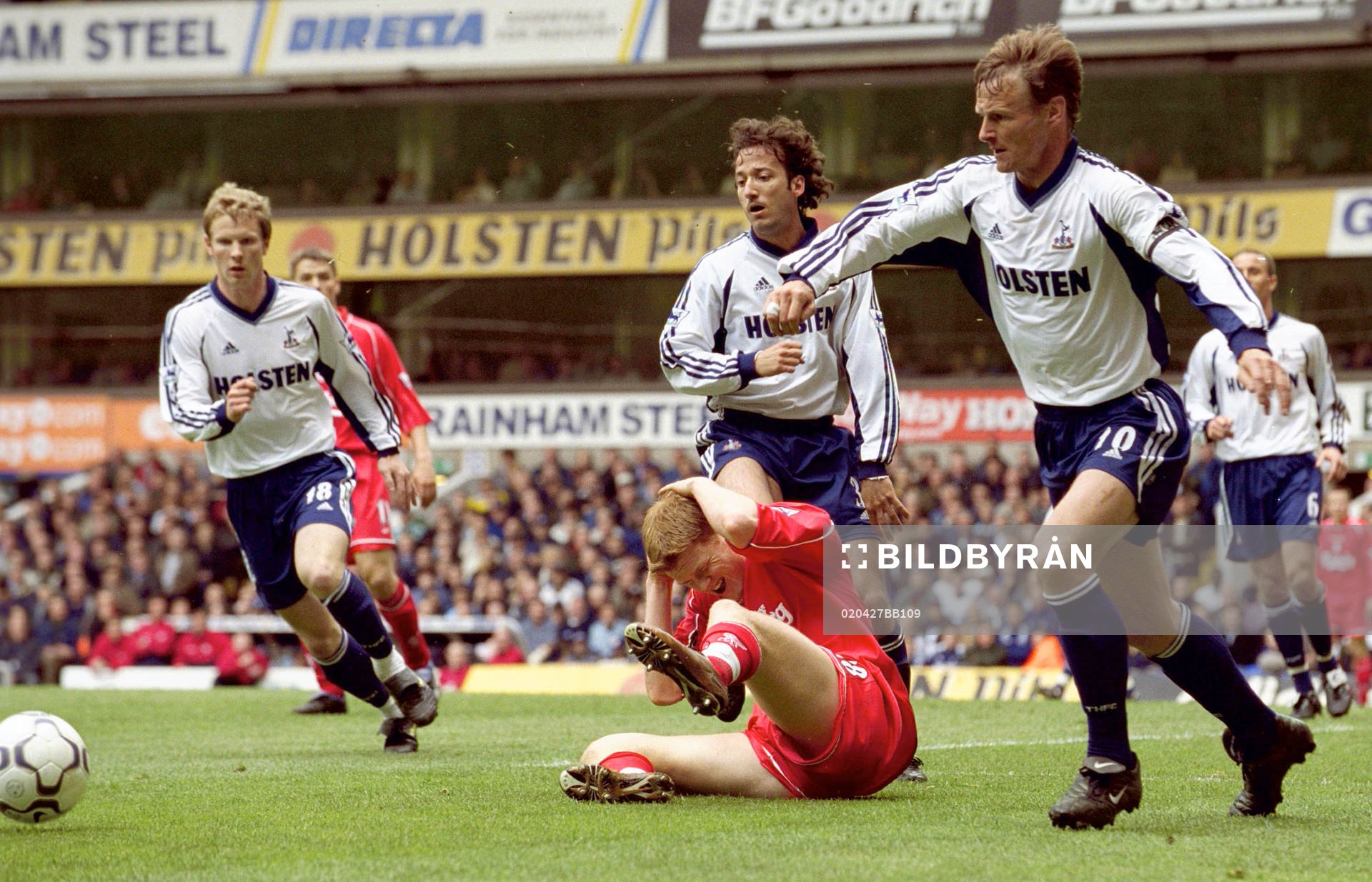 John Arne Riise, Liverpool omgiven av Teddy Sheringham och