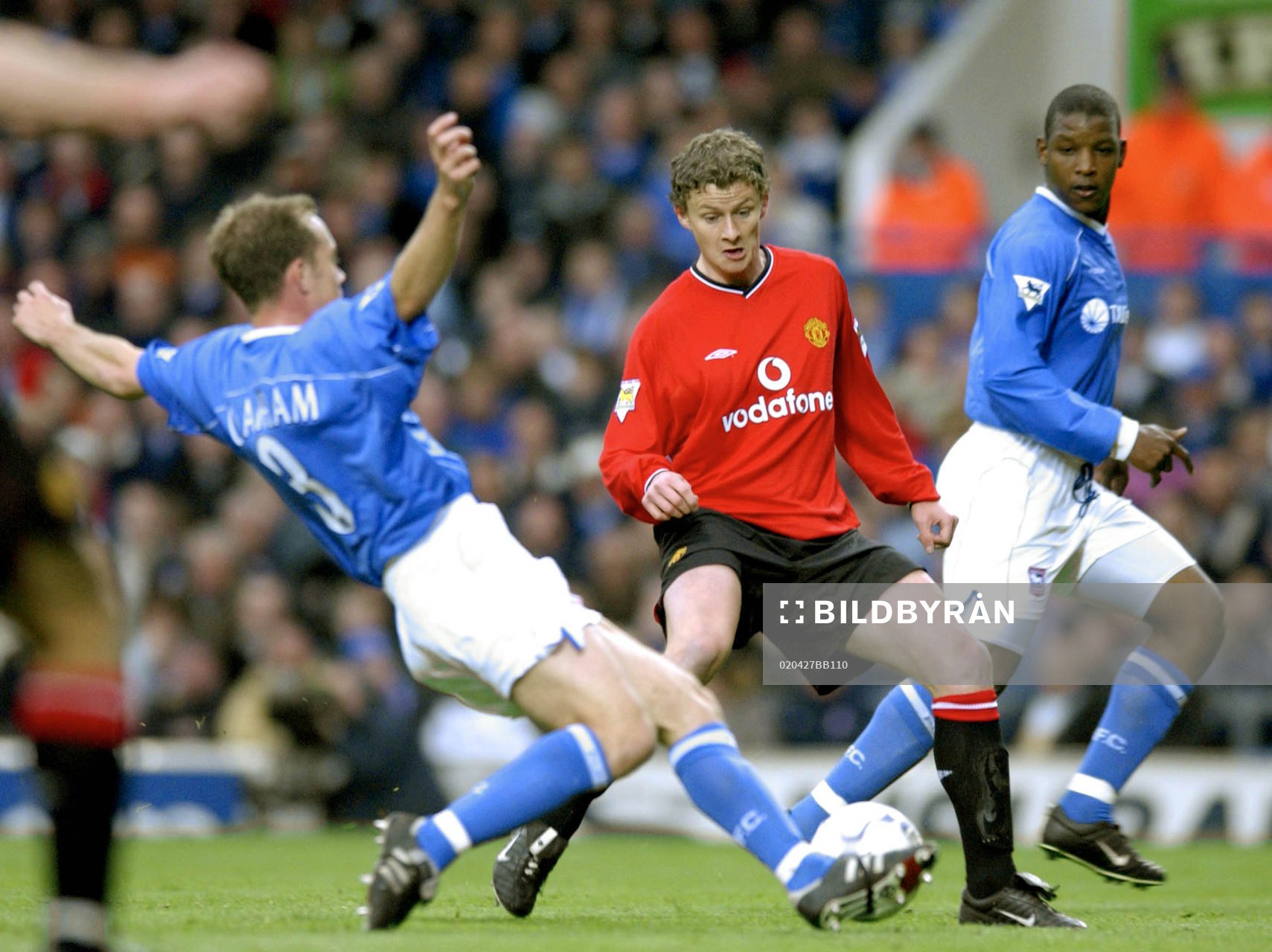  Ole Gunnar SolskjaerManchester United tar bollen från Jamie Clapham, Ipswich.