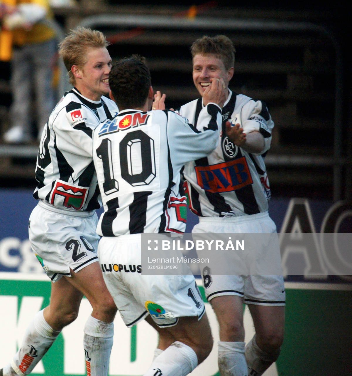 Henrik Nilsson (t.h.) har gjort 0-1 och grattas av Matthias