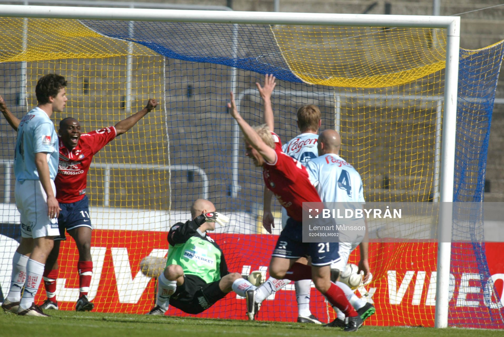 Johan Anegrund har gjort 0-1 och jublar