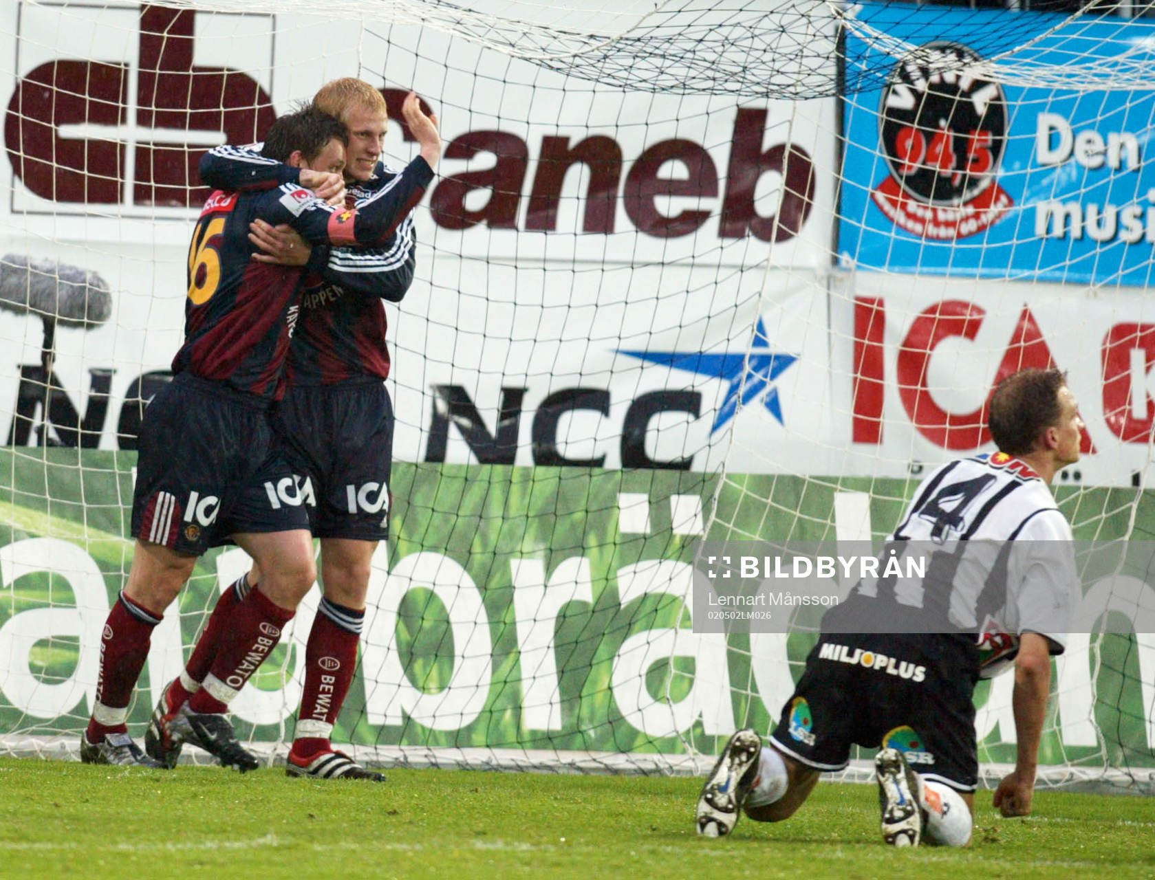  1-1, målskytten Kim Källström, Djurgården grattas av Richard Henriksson.