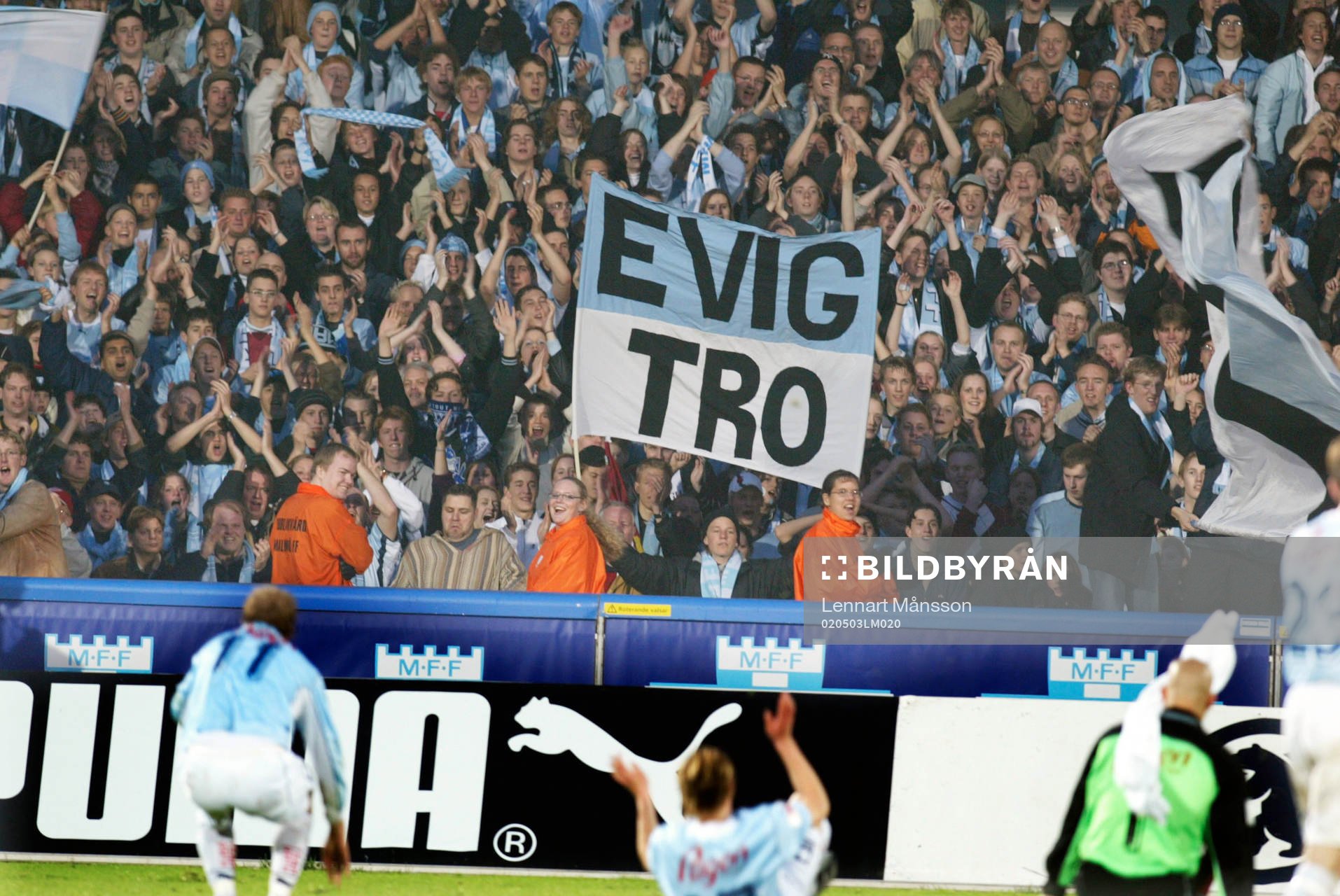 På Tvåmålsskytten Peter Ijeh tröja: John 3:16. På