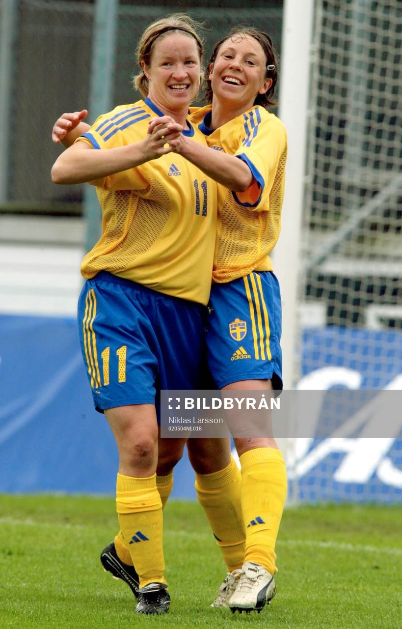 Hanna Ljungberg och Victoria Svensson jublar