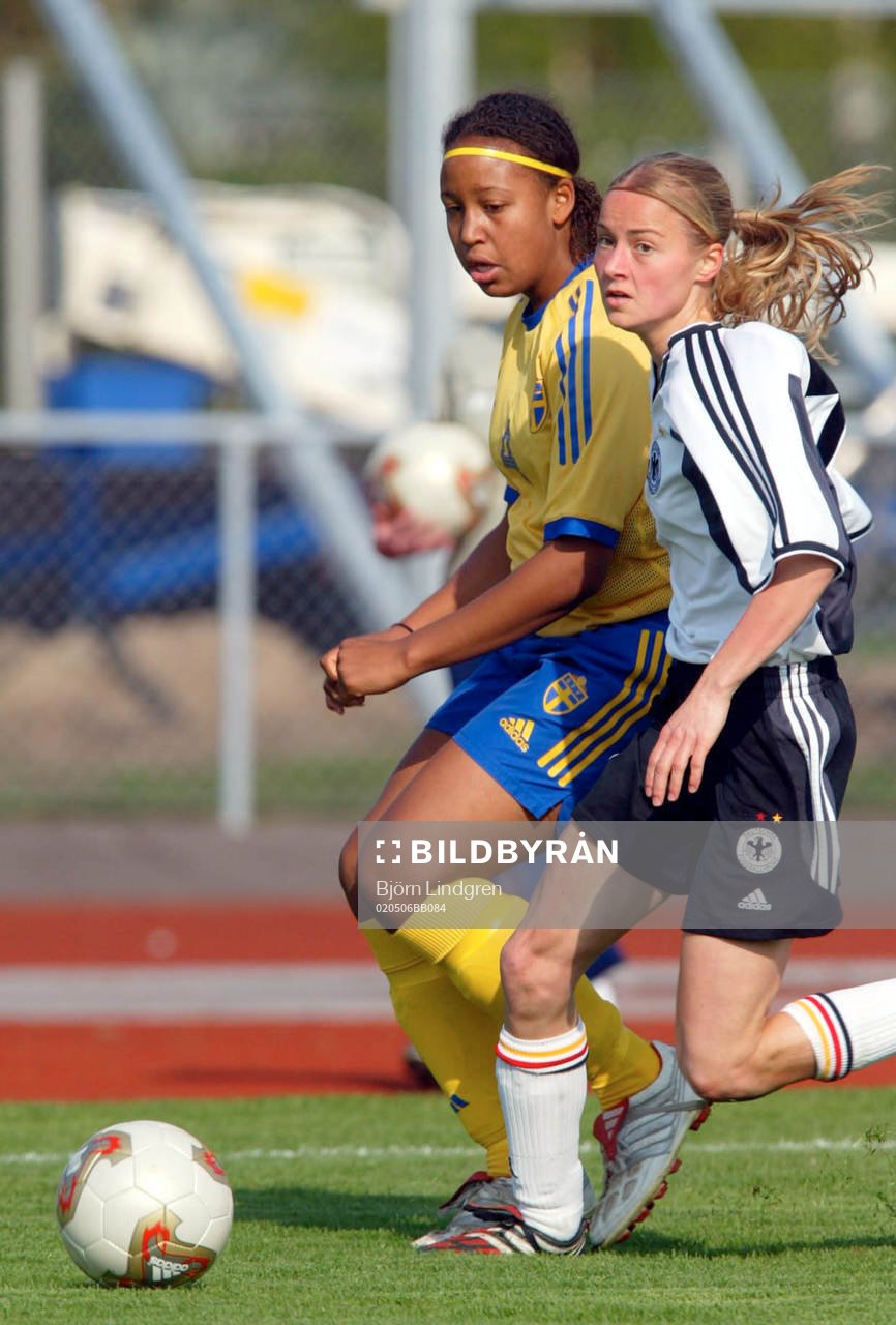 Fotboll, F19 (F 19), EM, Tyskland - Sverige: Annelie Brendel, Tyskland springer ifrån Yolanda Odenyo, Sverige
