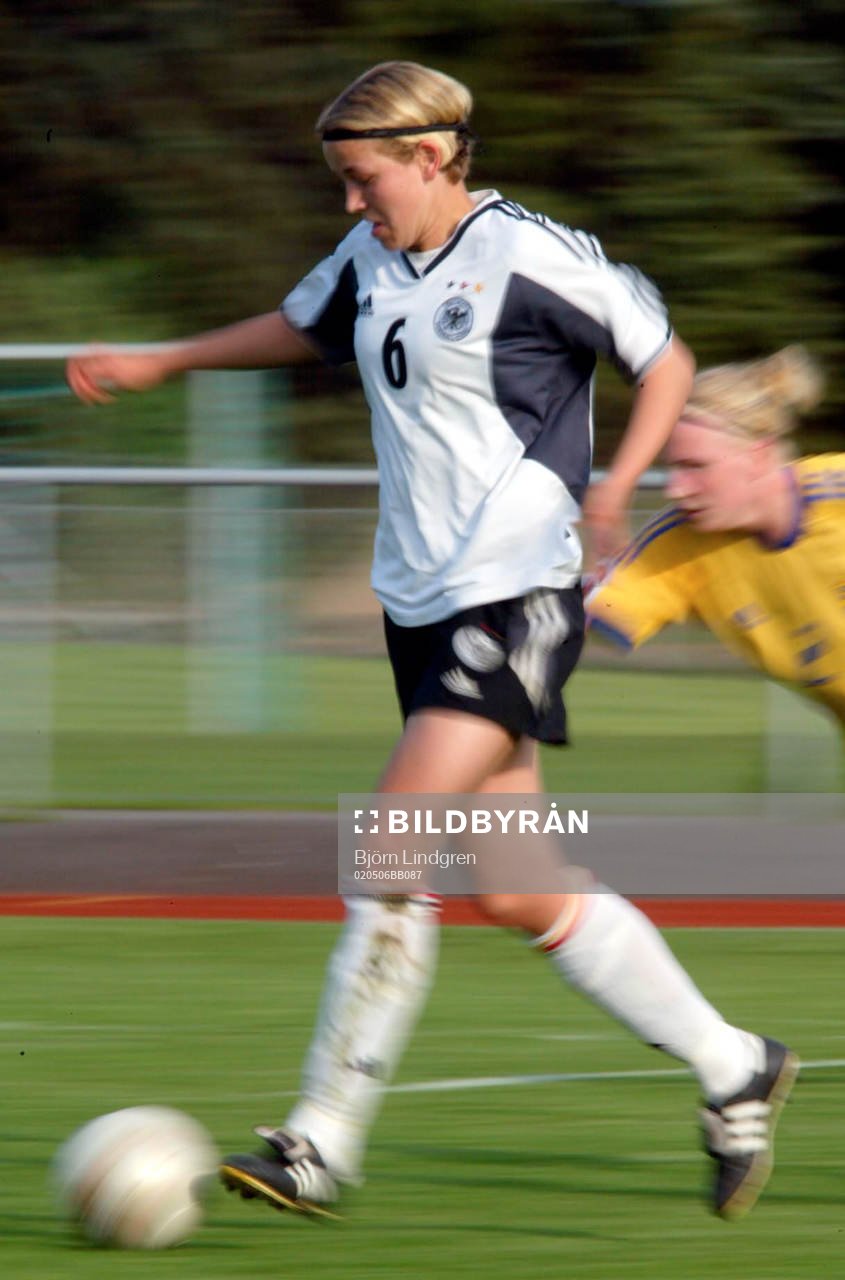 Fotboll, F19 (F 19), EM, Tyskland - Sverige: Viola Odebrecht, Tyskland springer ifrån Sara Lindén, Sverige