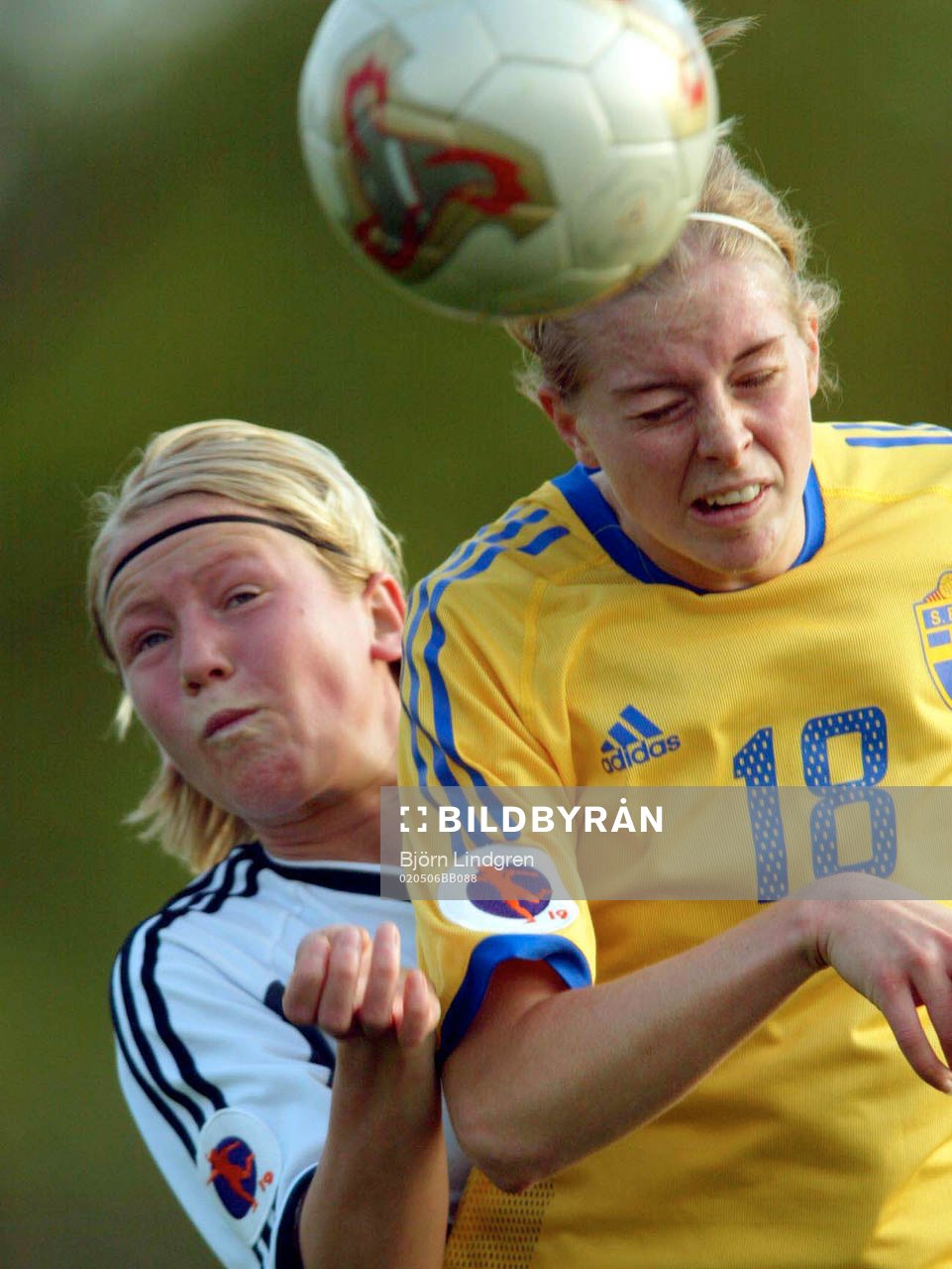 Fotboll, F19 (F 19), EM, Tyskland - Sverige: Lotta Schelin, Sverige i nickduell