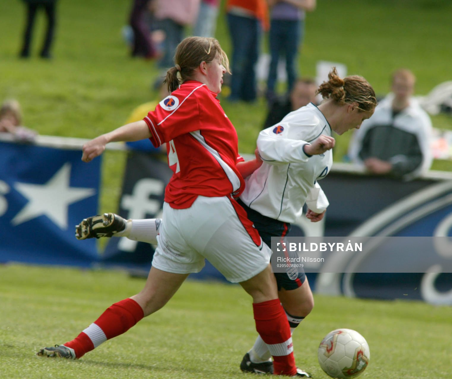 Nadine Schär, Schweiz och Katy Ward, England