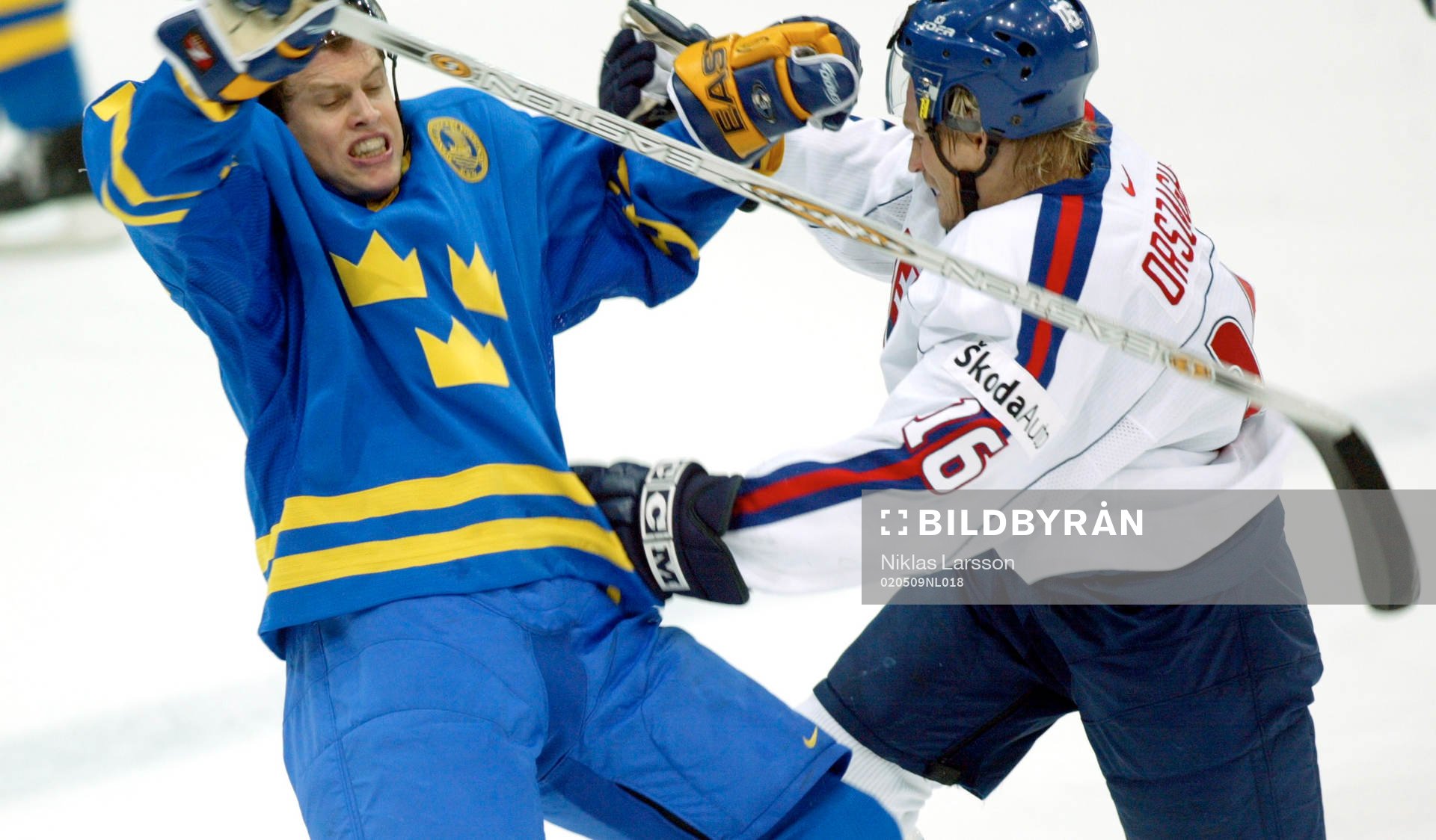 Kim Johnson krockar med Vladimir Orszagh