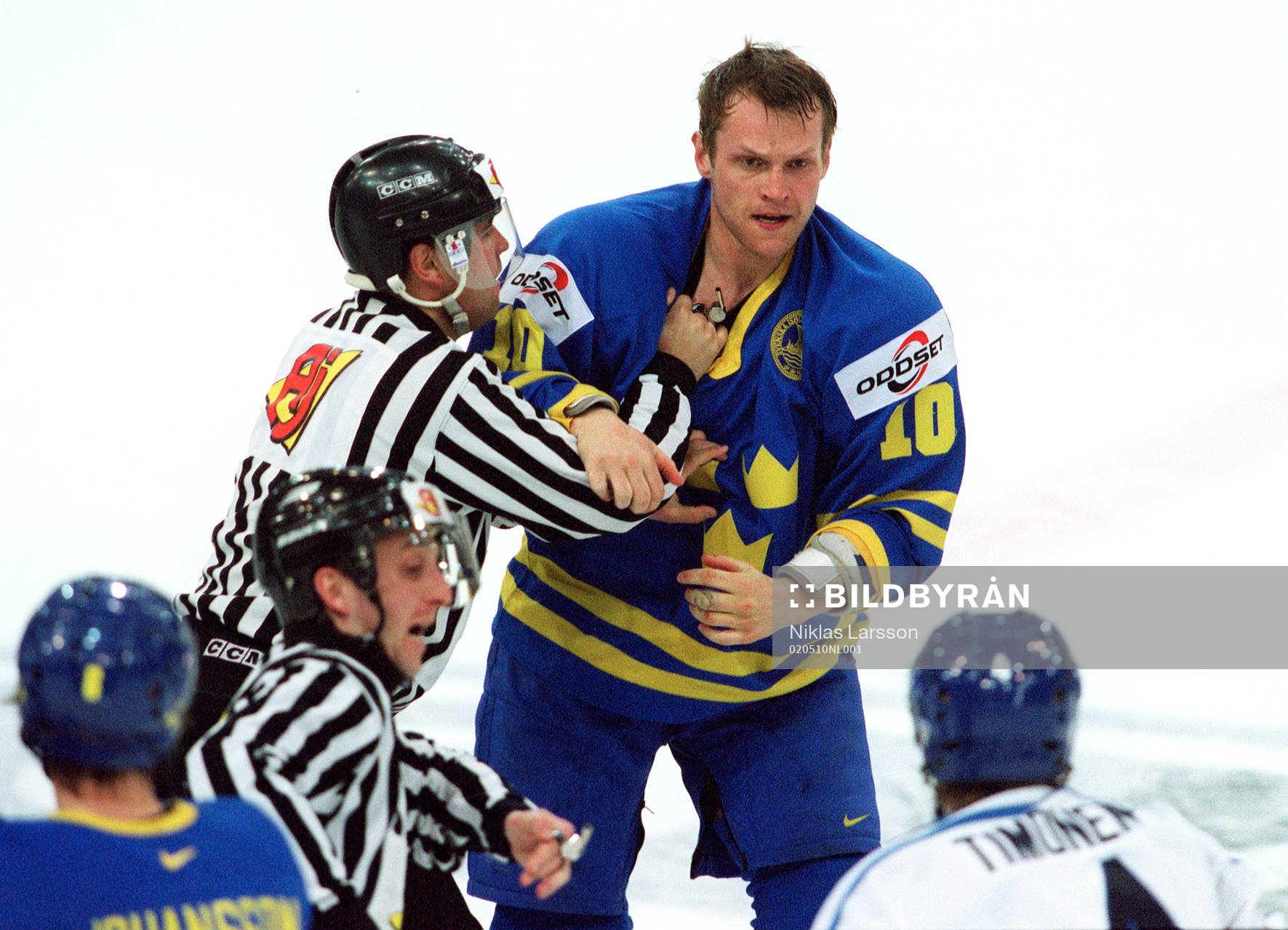 Andreas Johansson, Sverige, hålls tillbaka av domare
