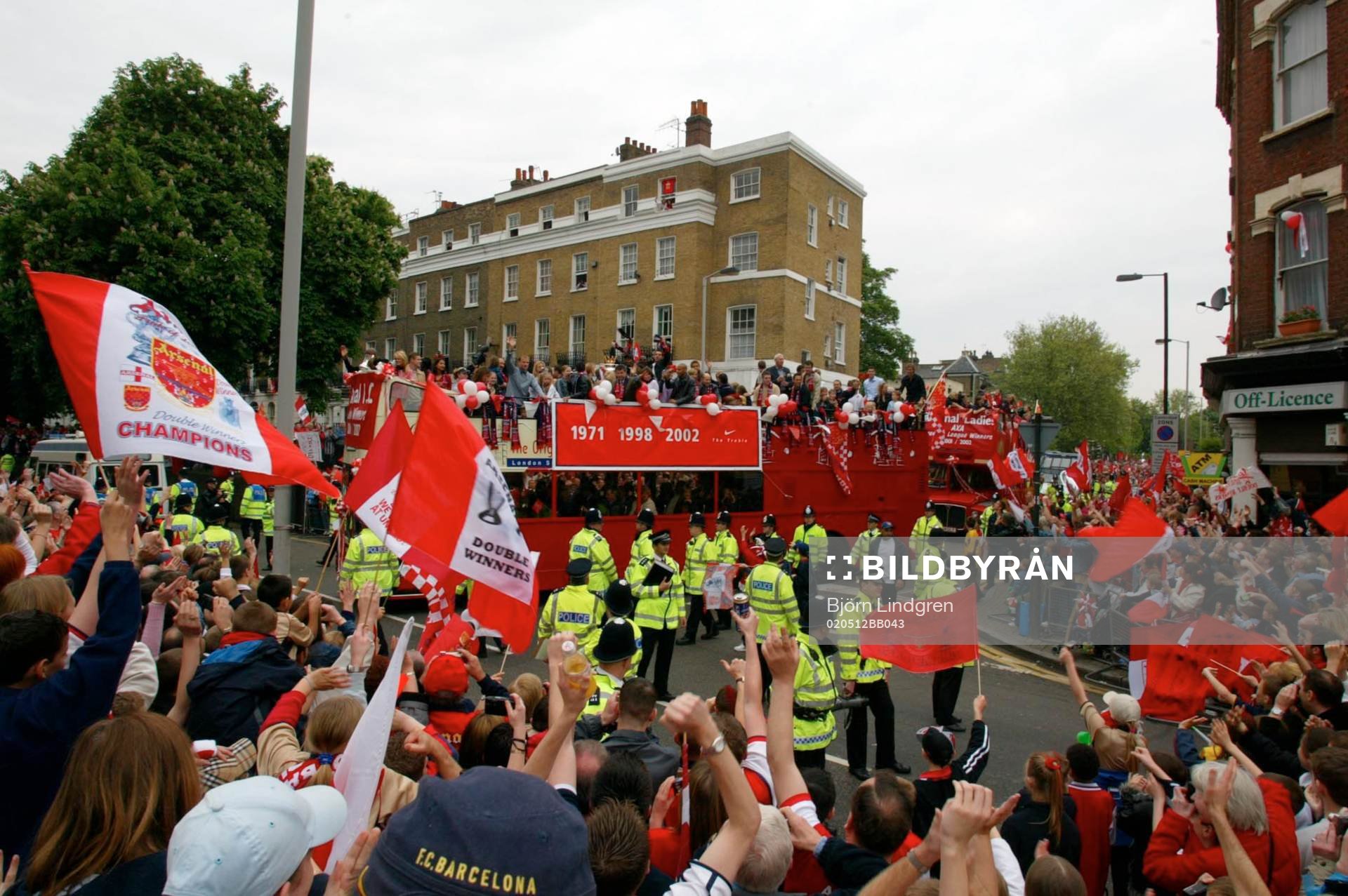  Parad för Arsenal som vunnit både Premier League och FA-Cupen. Supportrarna hade gått man ur huse för att hylla sina hjältar.