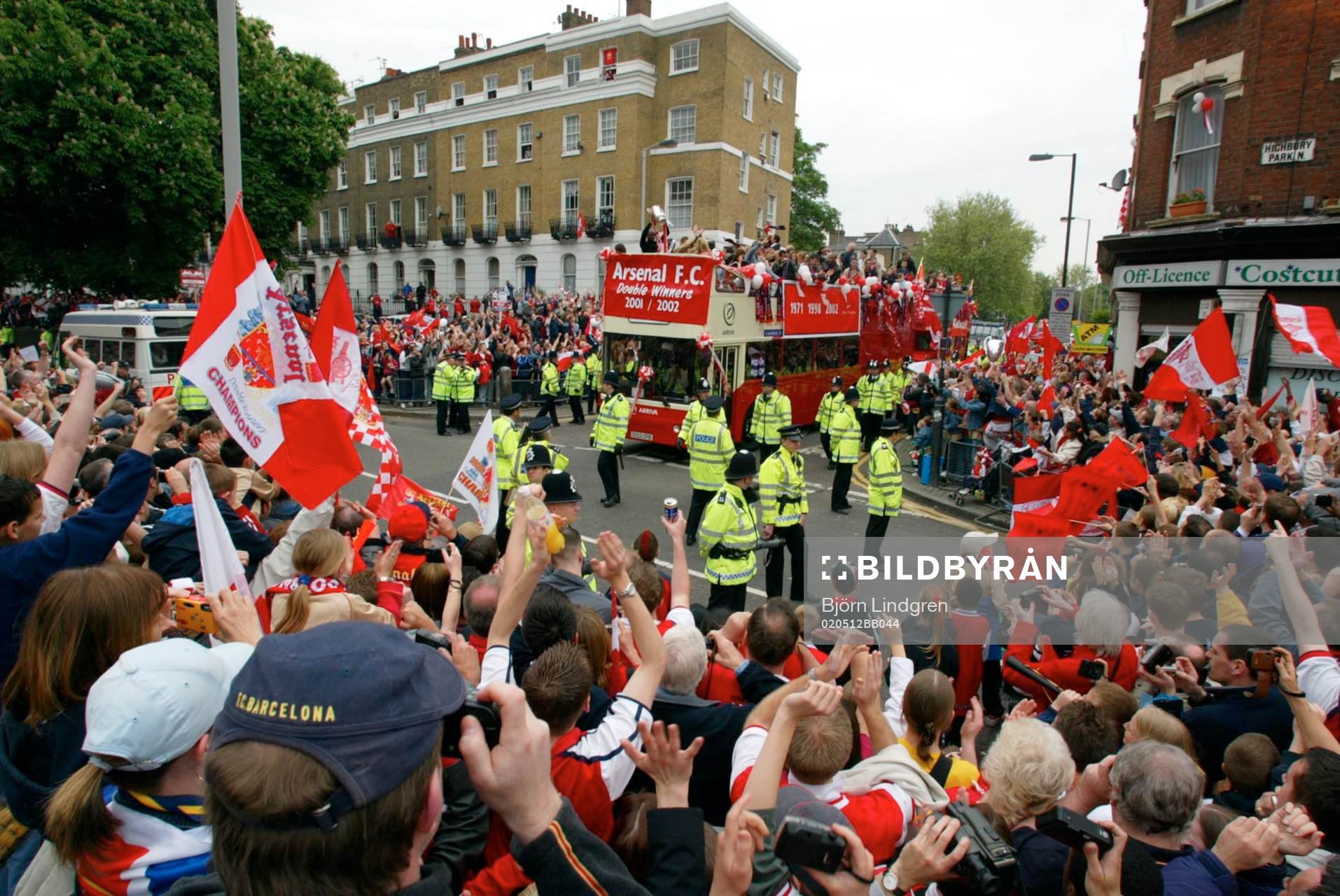  Parad för Arsenal som vunnit både Premier League och FA-Cupen. Supportrarna hade gått man ur huse för att hylla sina hjältar.