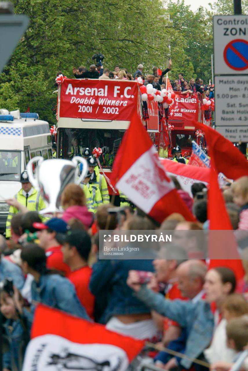  Parad för Arsenal som vunnit både Premier League och FA-Cupen. Supportrarna hade gått man ur huse för att hylla sina hjältar.