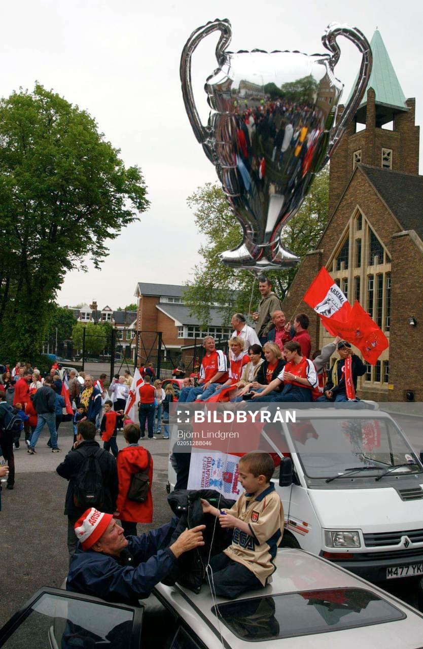  Parad för Arsenal som vunnit både Premier League och FA-Cupen. Supportrarna hade gått man ur huse för att hylla sina hjältar.