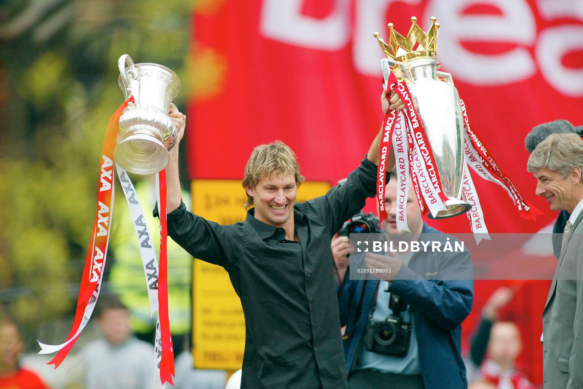   Tony Adams, Lagkapten Arsenal som vunnit både Premier League och FA-Cupen. Supportrarna hade gått man ur huse för att hylla sina hjältar.