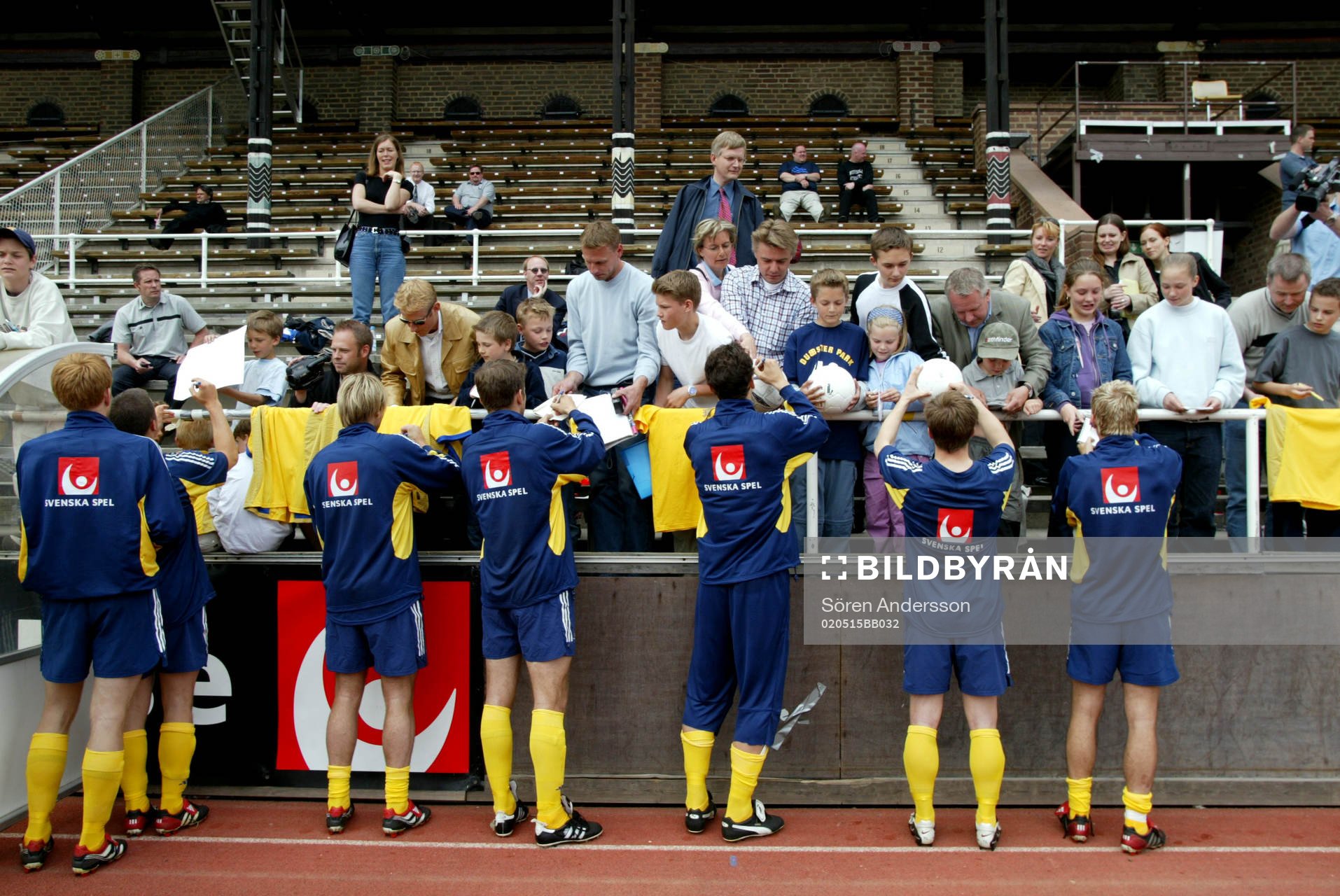 Svenska spelare skriver autografer