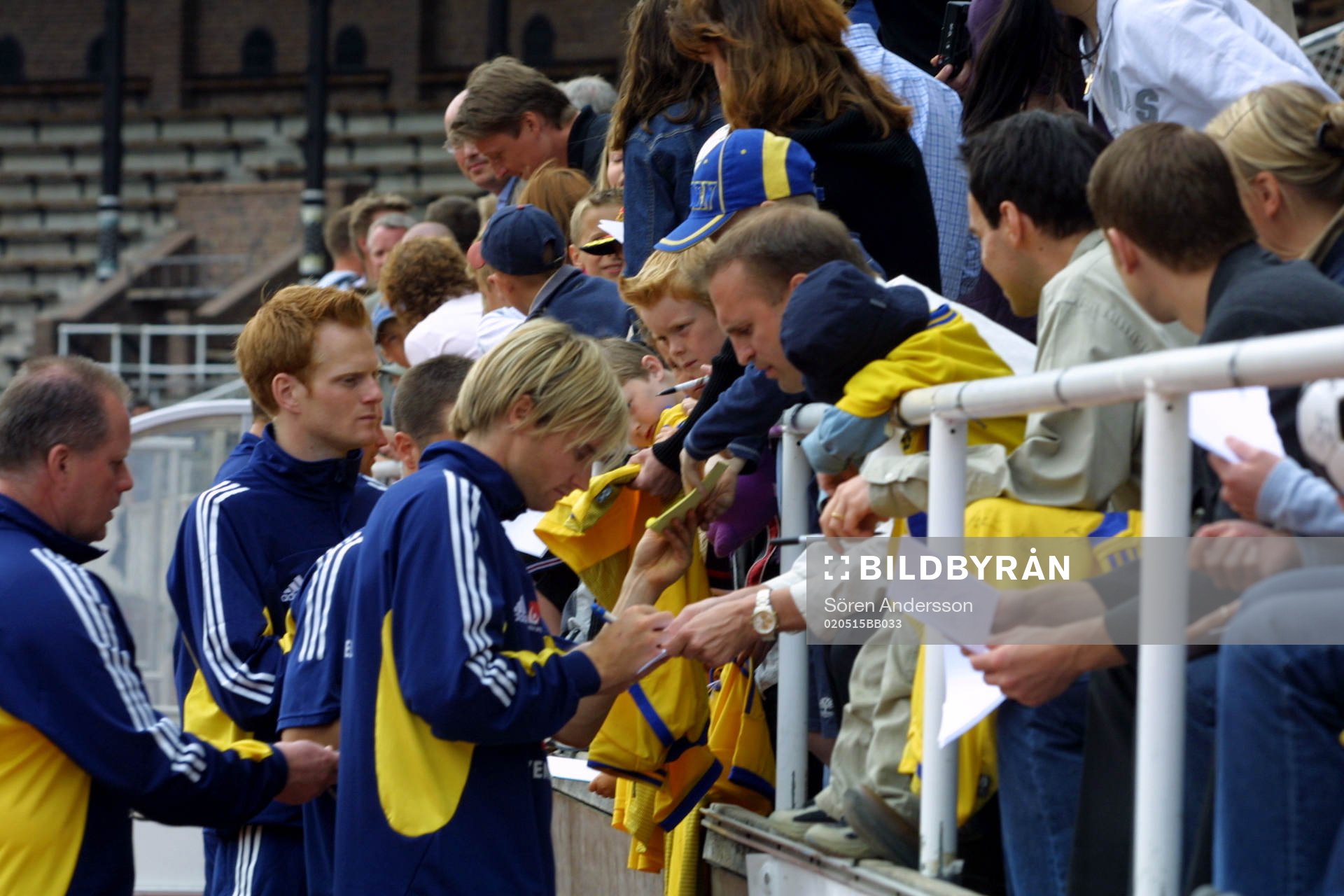 Svenska spelare skriver autografer