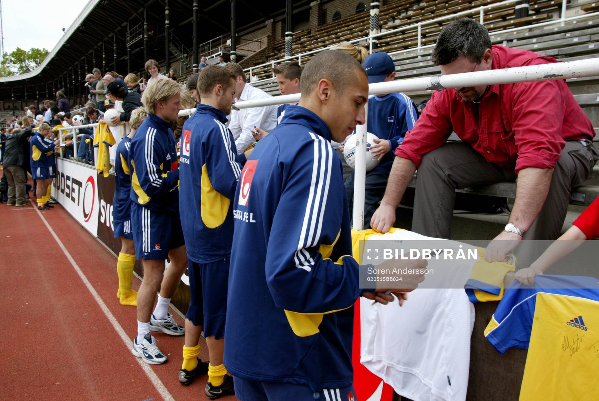 Svenska spelare skriver autografer