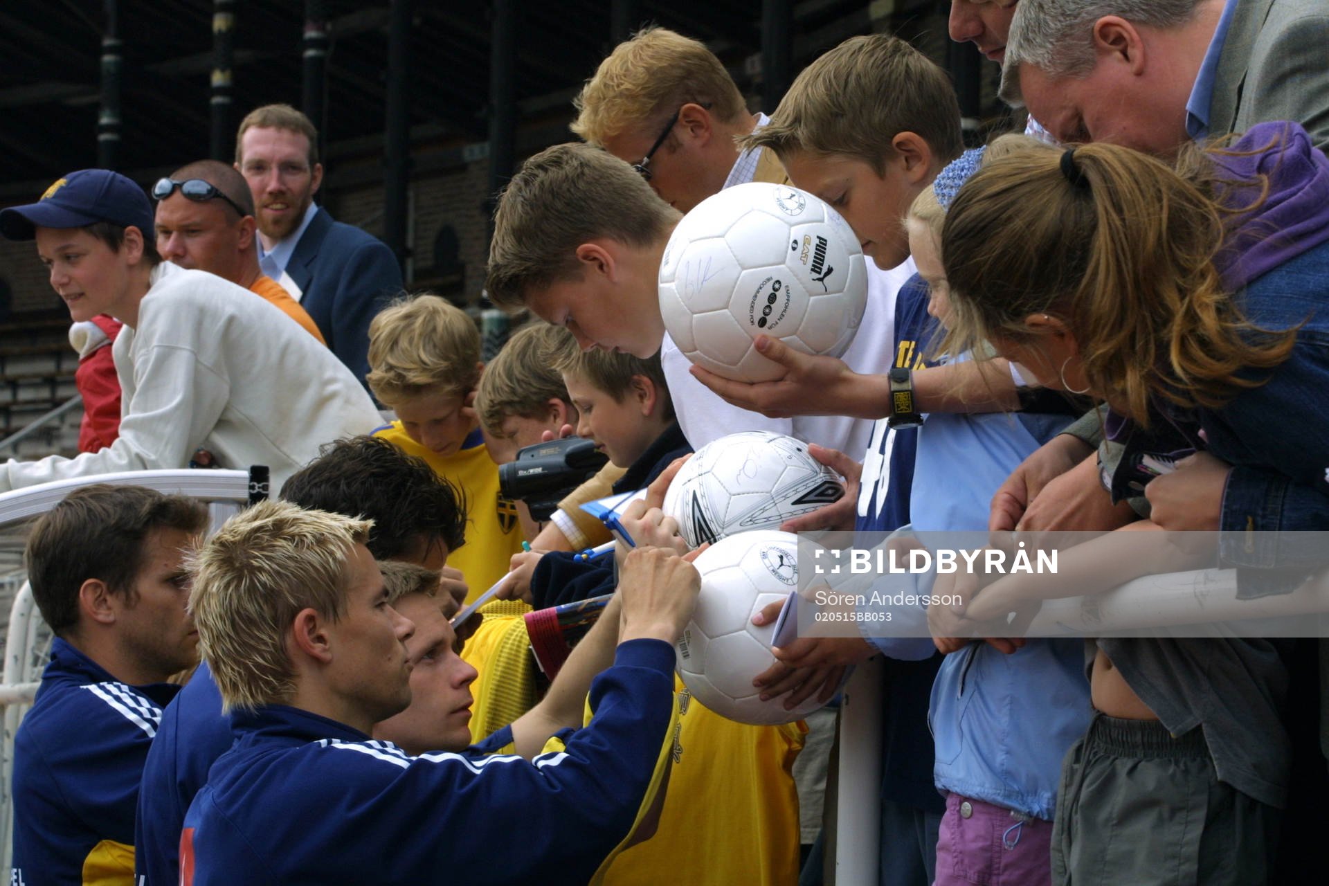 Svenska spelare skriver autografer
