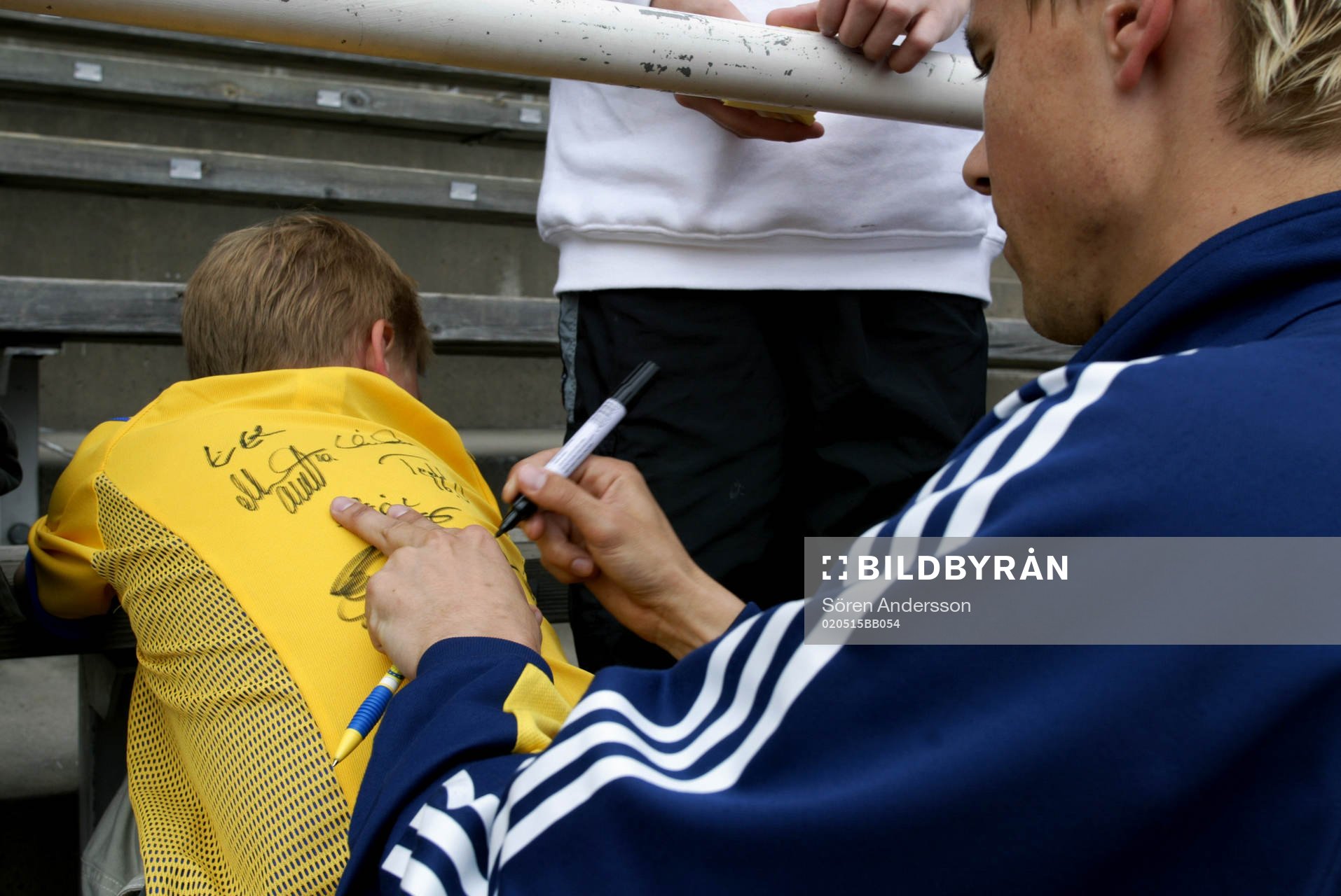 Svenska spelare skriver autografer
