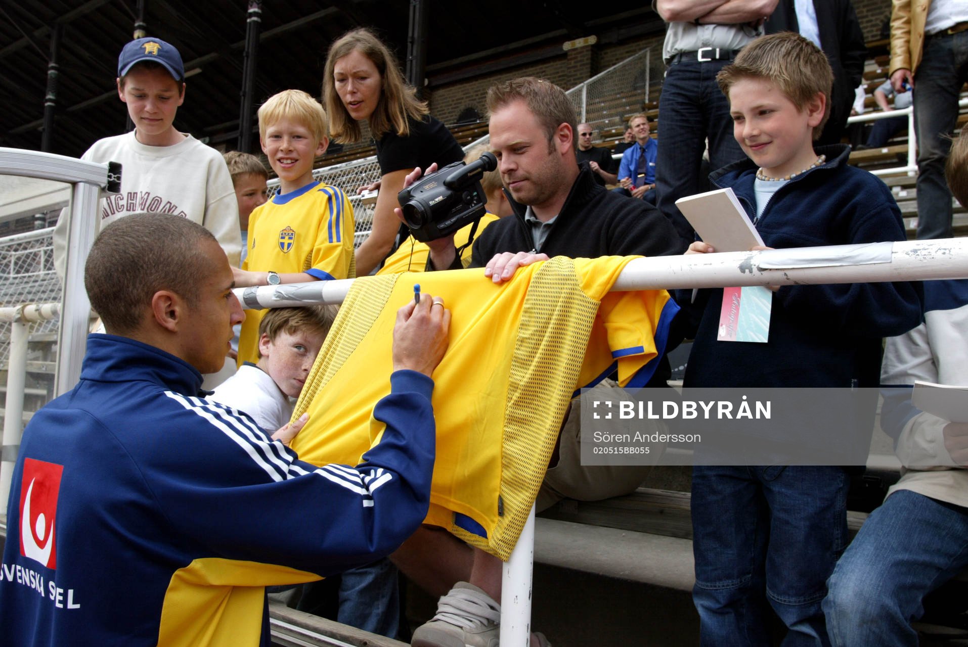 Henrik Larsson (Henke Larsson) skriver autografer