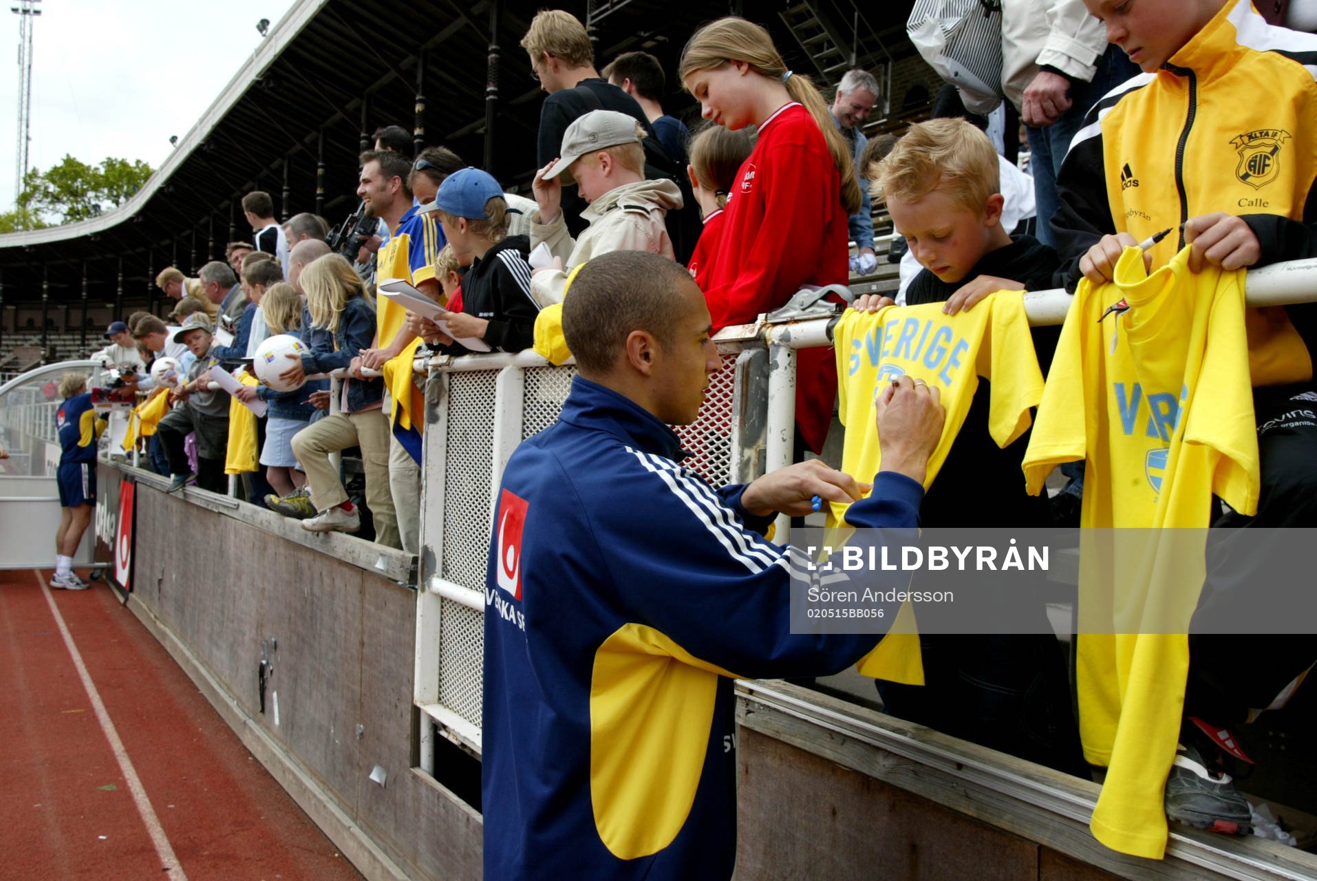 Henrik Larsson (Henke Larsson)  skriver autografer