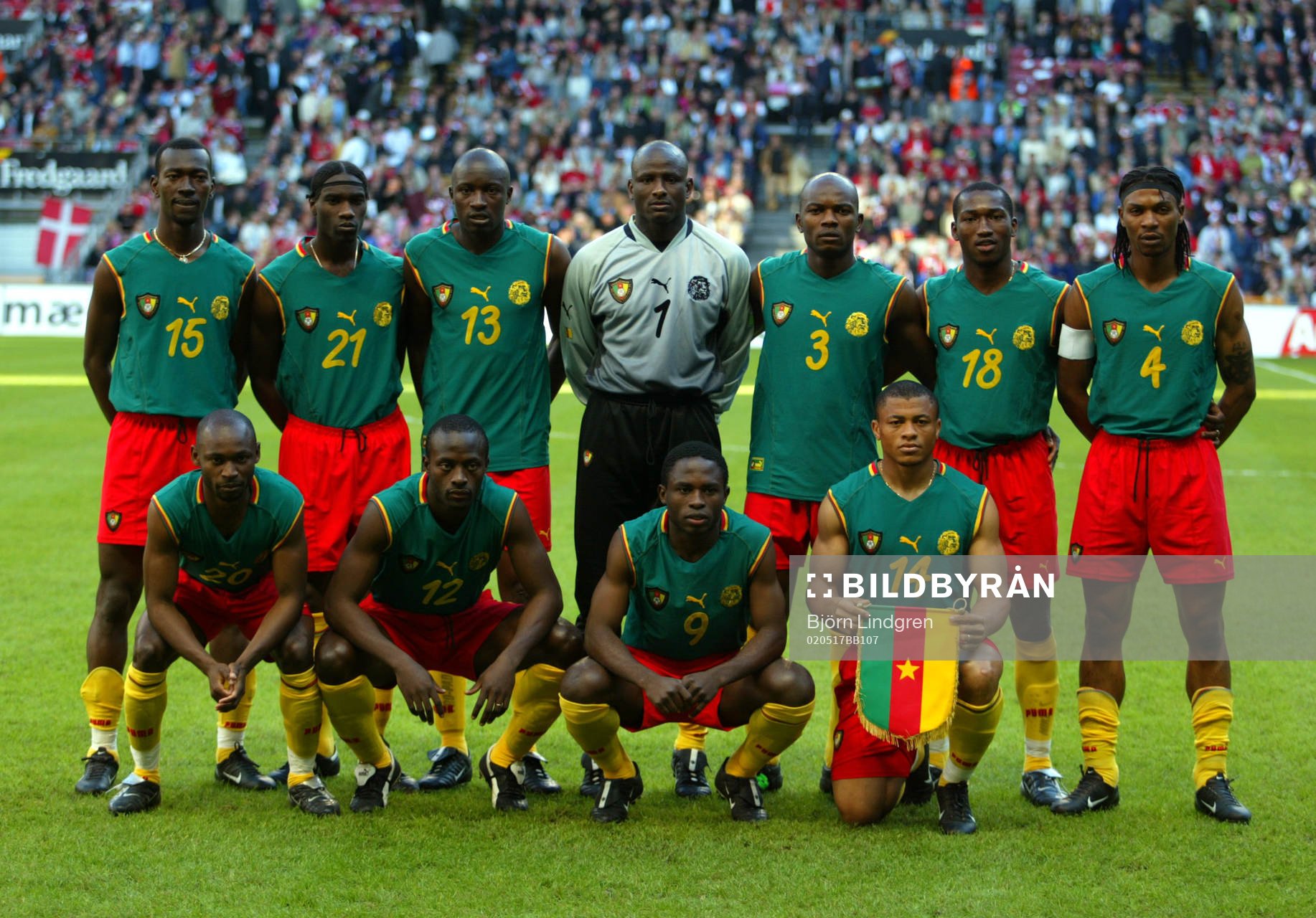Övre fr v: Nicolas Alnoudji, Joseph-Desire Job, Lucien Mettomo, Boukar Alioum, Pierre Wome, Patrick Suffo, Rigobrt Song. Nedre fr v: Salomon Olembe, Lauren Etame Mayer, Samuel Etoo, Joel Epalle.