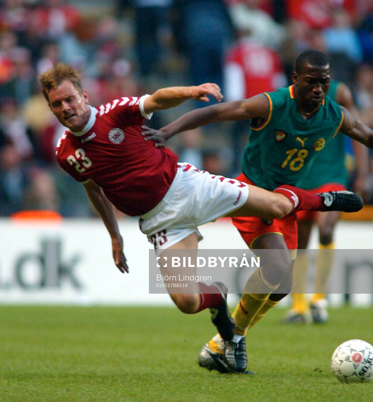 Fotboll, Danmark - Kamerun: Brian Steen-Nielsen, Danmark och Eric Djemba, Kamerun