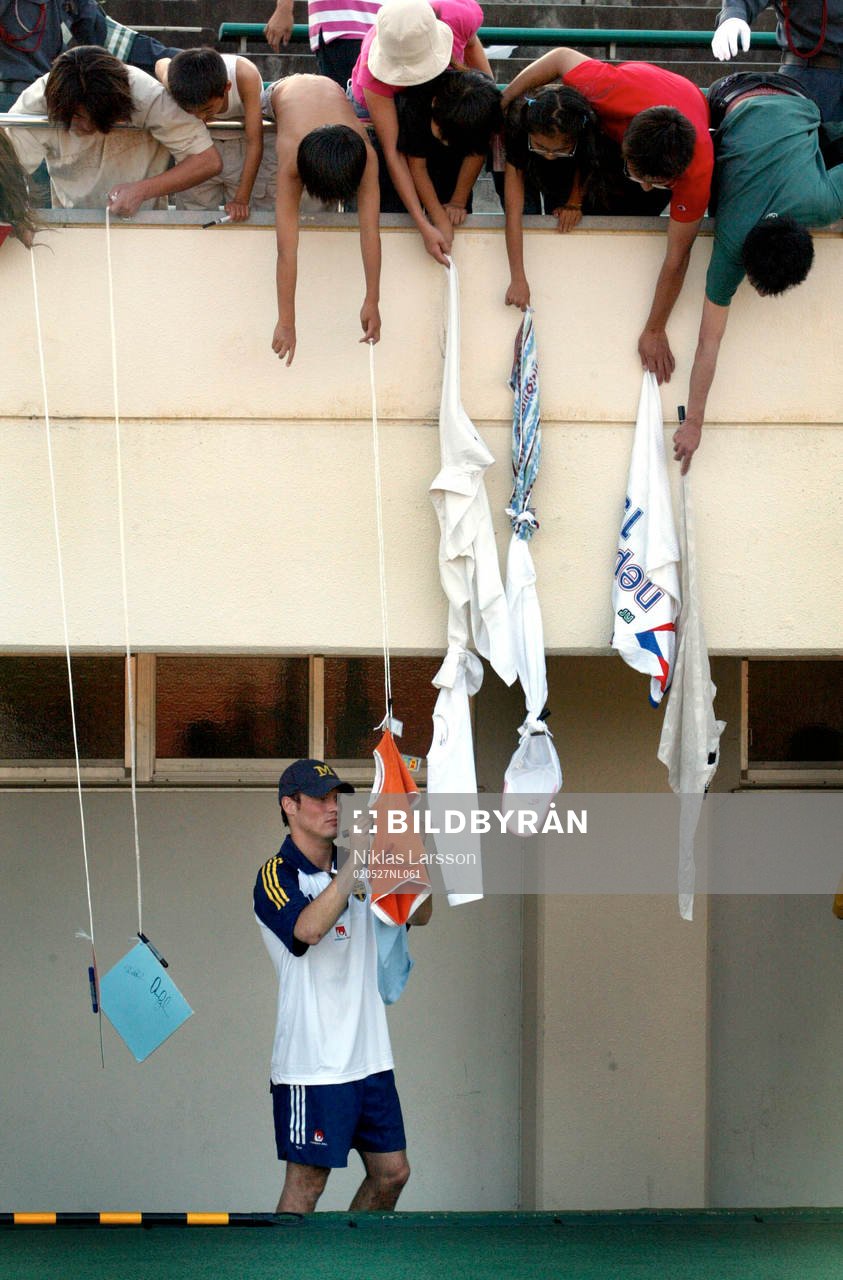 Fredrik Ljungberg, Sverige, skriver autografer