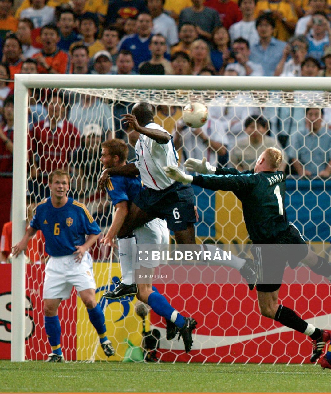 Sol Campbell, England nickar in 1 - 0