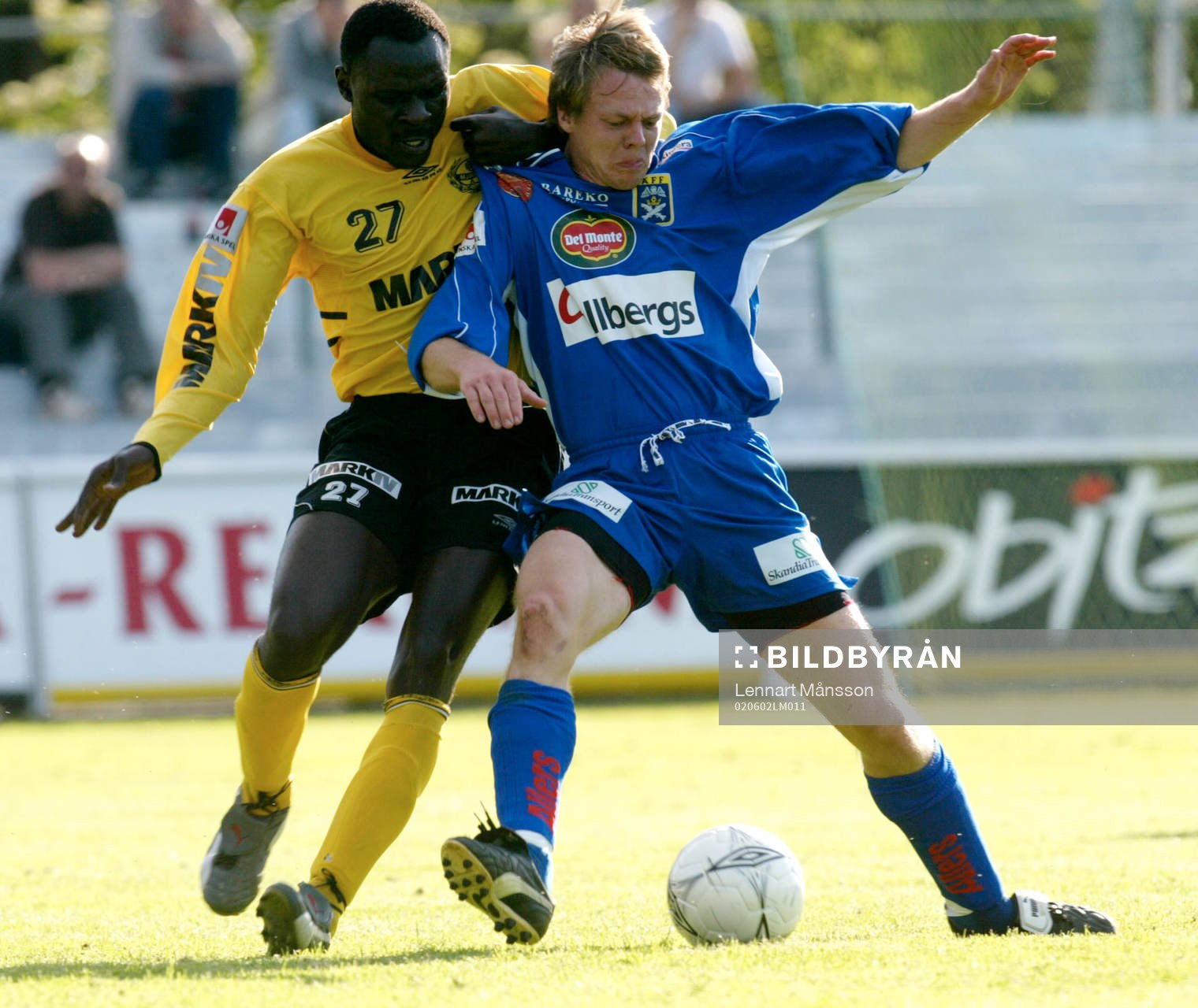 Tom Juma drar i Marcus Tillys tröja