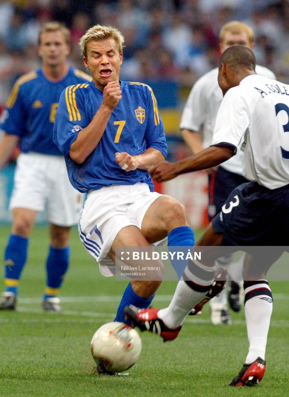 Ashley Cole skjuter bollen på Niclas Alexandersson