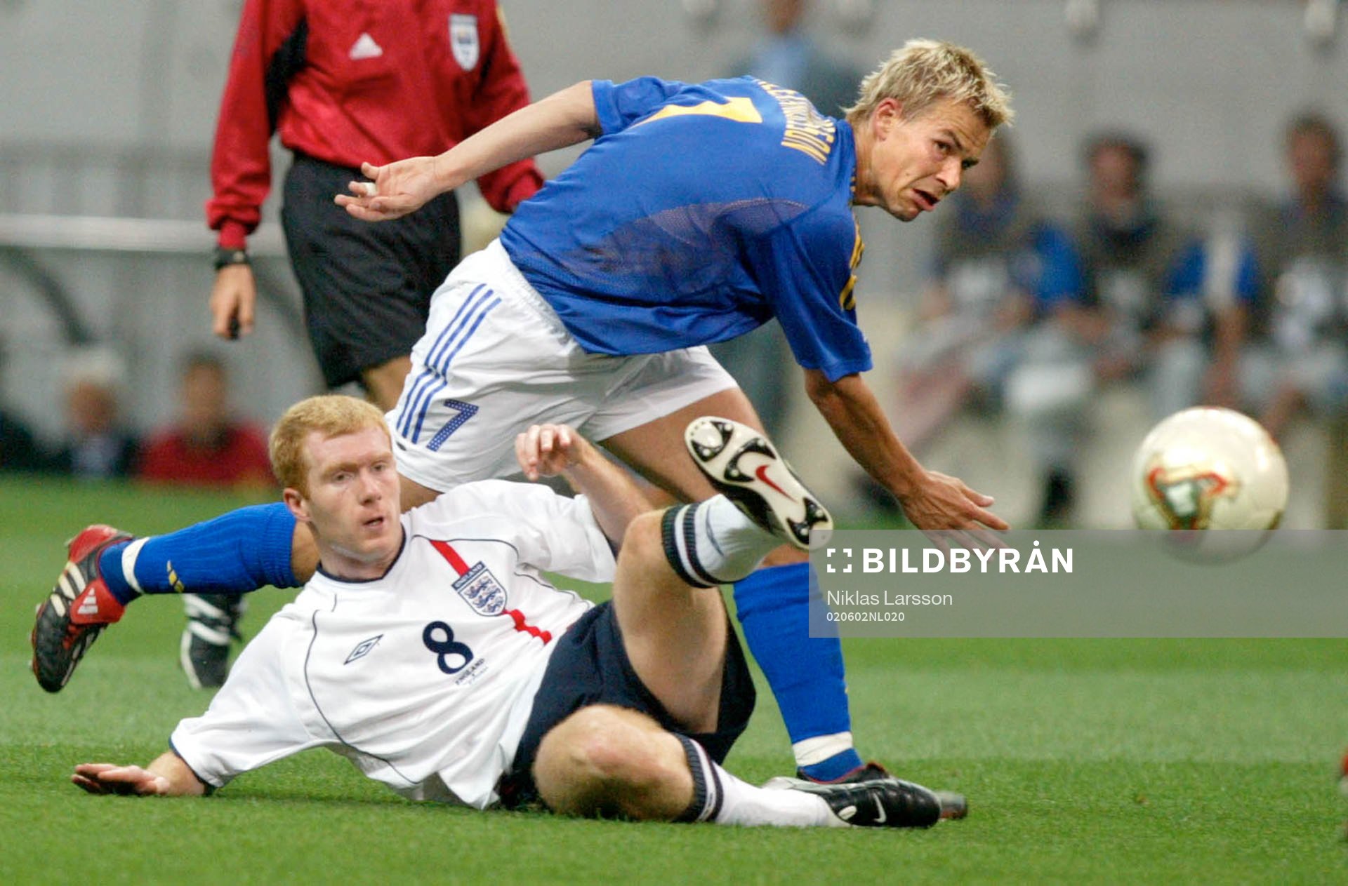 Paul Scholes och  Niclas Alexandersson i en närkamp