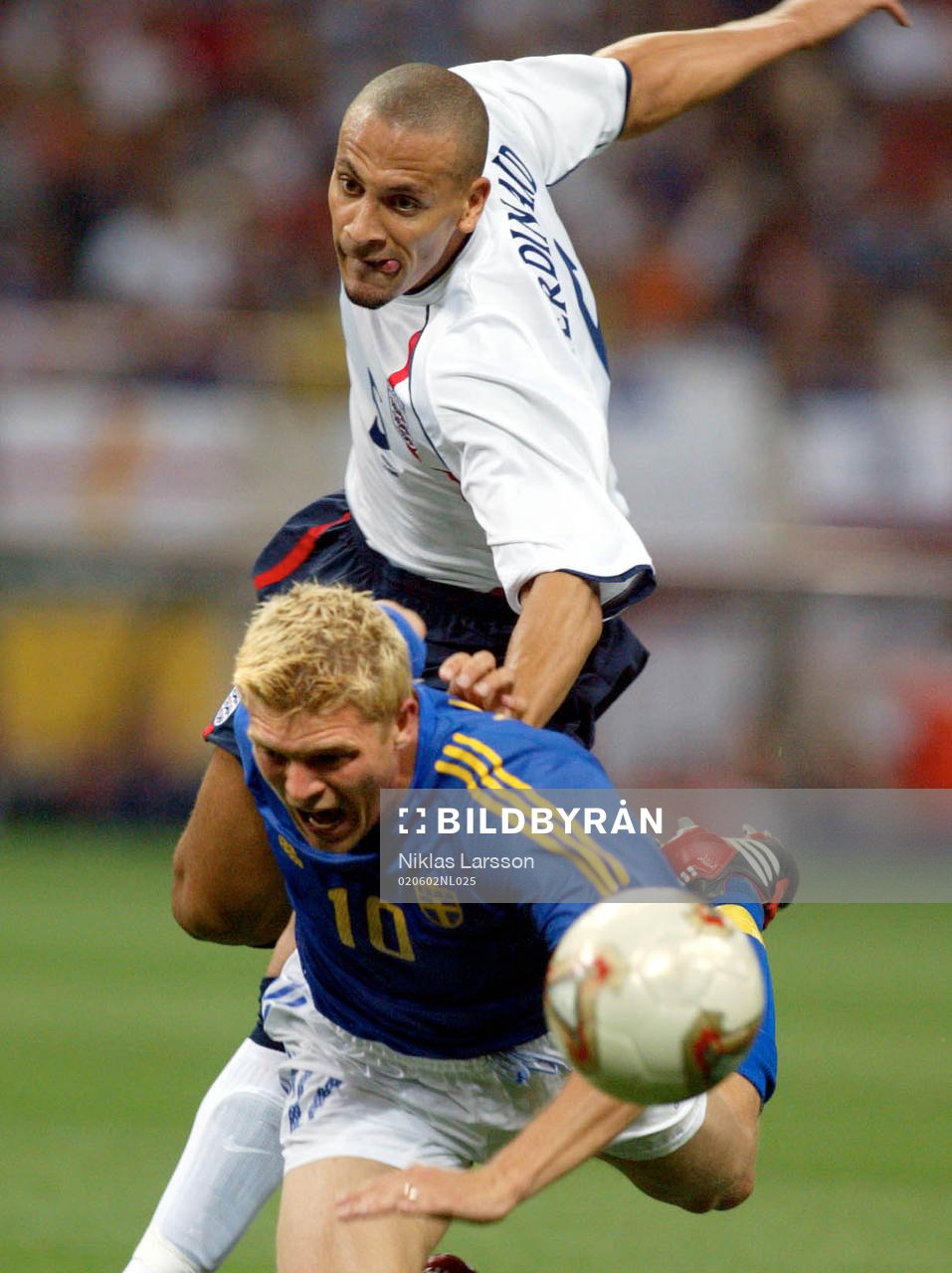 Marcus Allbäck i en närkamp med Rio Ferdinand