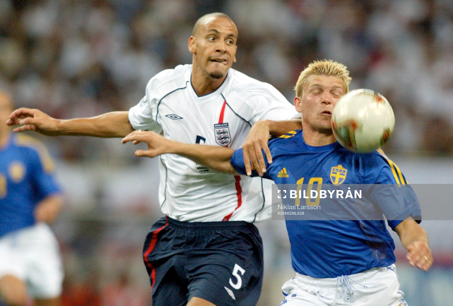 Marcus Allbäck i en närkamp med Rio Ferdinand