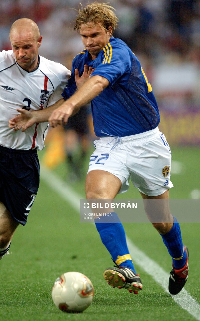 Andreas Andersson i en närkamp med Danny Mills