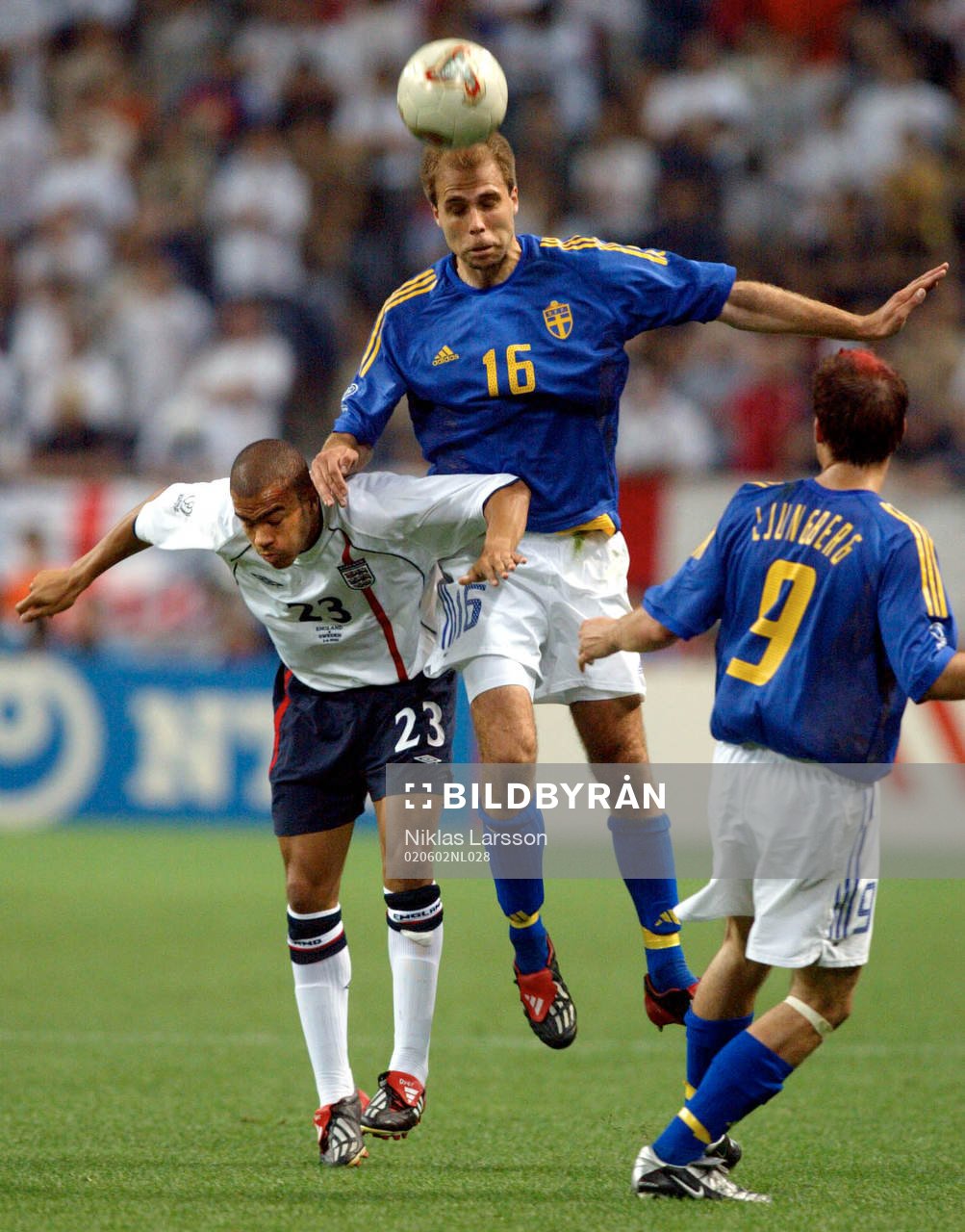 Teddy Lucic, Sverige i en närkamp med Kieron Dyer, England
