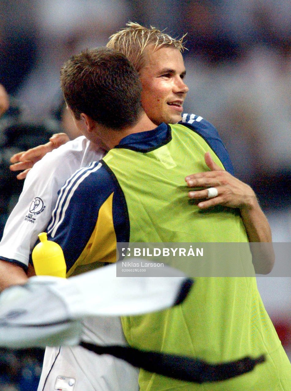 Niclas Alexandersson kramas med Daniel Andersson